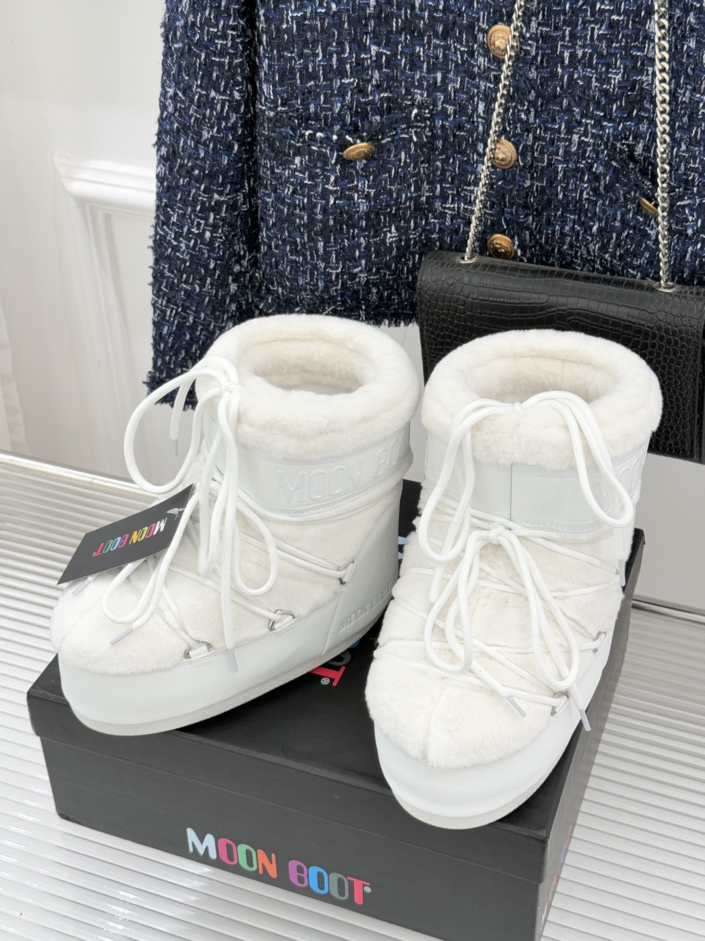 Moon Boot经典爆款滑雪月亮靴雪地靴系列当凛冽寒风裹着碎雪漫过雪原当滑雪道的弧线在纯白天地间延展月