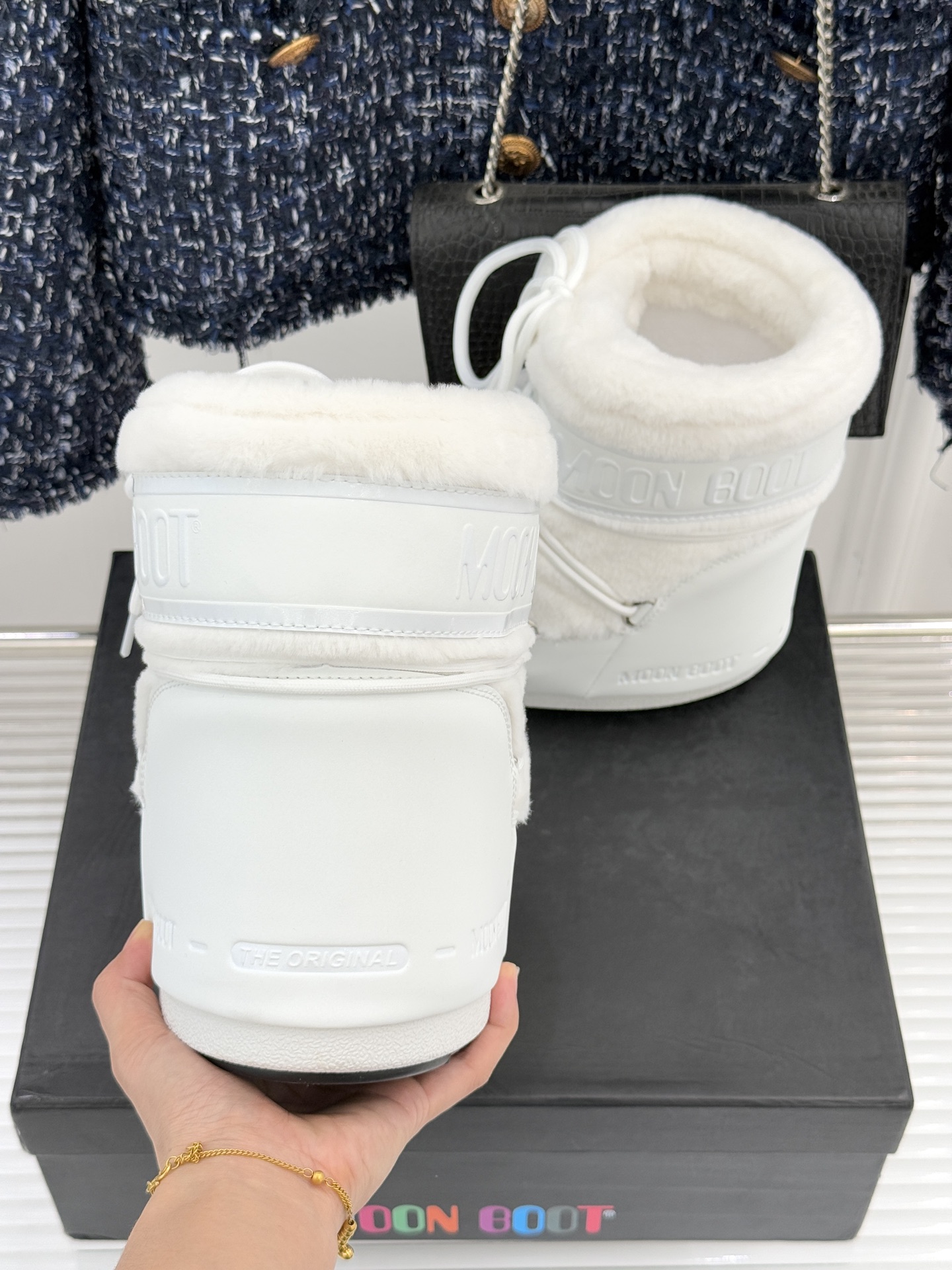 Moon Boot经典爆款滑雪月亮靴雪地靴系列当凛冽寒风裹着碎雪漫过雪原当滑雪道的弧线在纯白天地间延展月