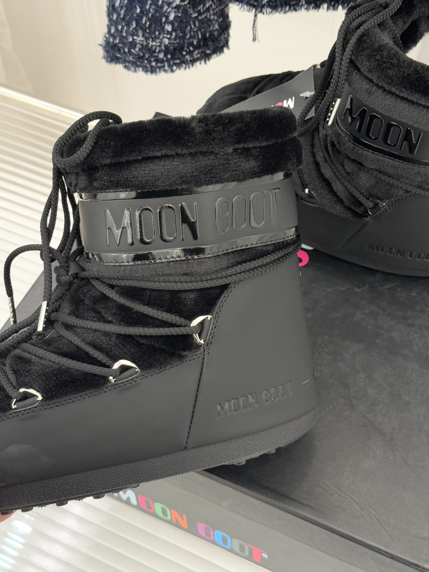 Moon Boot经典爆款滑雪月亮靴雪地靴系列当凛冽寒风裹着碎雪漫过雪原当滑雪道的弧线在纯白天地间延展月