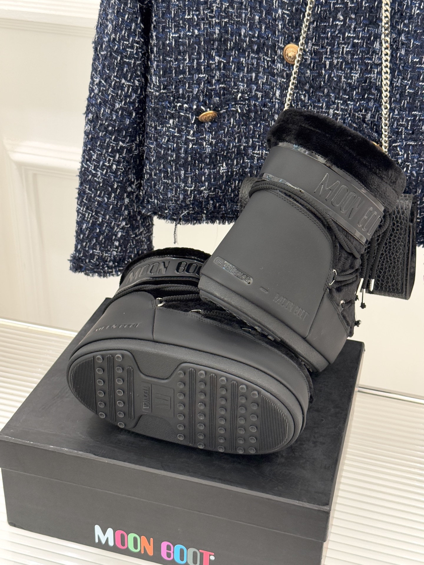 Moon Boot经典爆款滑雪月亮靴雪地靴系列当凛冽寒风裹着碎雪漫过雪原当滑雪道的弧线在纯白天地间延展月