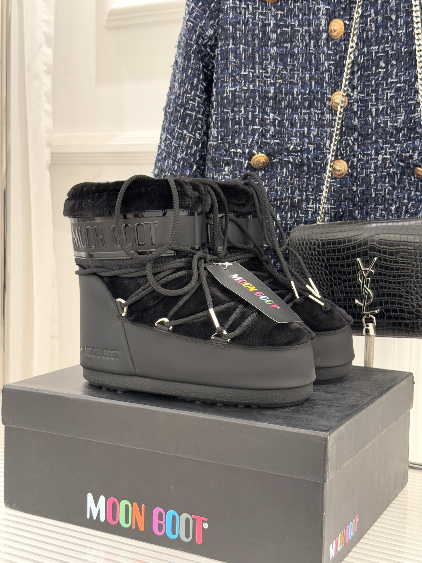 Moon Boot经典爆款滑雪月亮靴雪地靴系列当凛冽寒风裹着碎雪漫过雪原当滑雪道的弧线在纯白天地间延展月