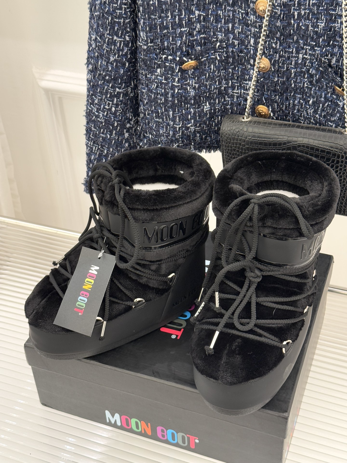 Moon Boot经典爆款滑雪月亮靴雪地靴系列当凛冽寒风裹着碎雪漫过雪原当滑雪道的弧线在纯白天地间延展月