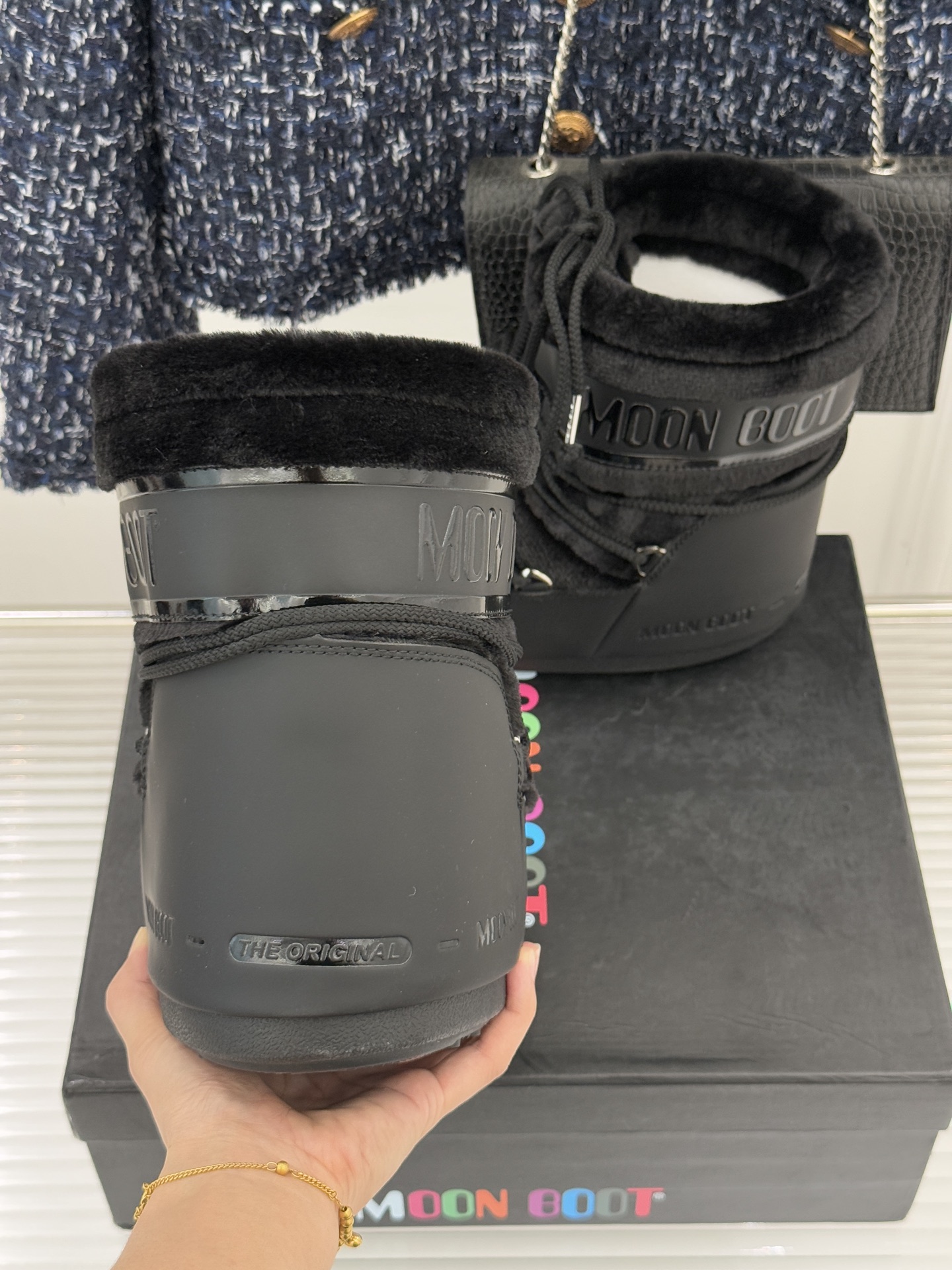 Moon Boot经典爆款滑雪月亮靴雪地靴系列当凛冽寒风裹着碎雪漫过雪原当滑雪道的弧线在纯白天地间延展月