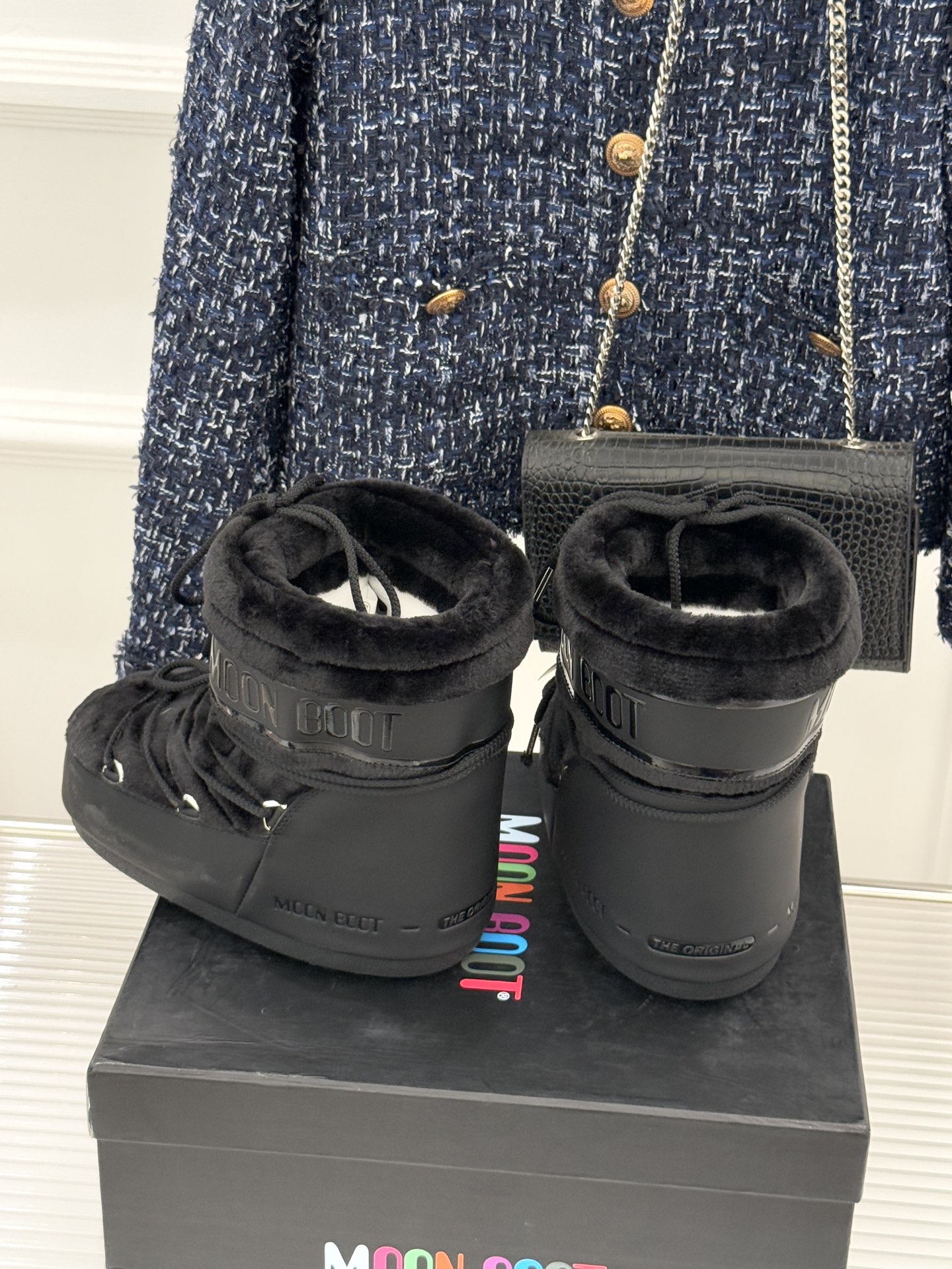 Moon Boot经典爆款滑雪月亮靴雪地靴系列当凛冽寒风裹着碎雪漫过雪原当滑雪道的弧线在纯白天地间延展月