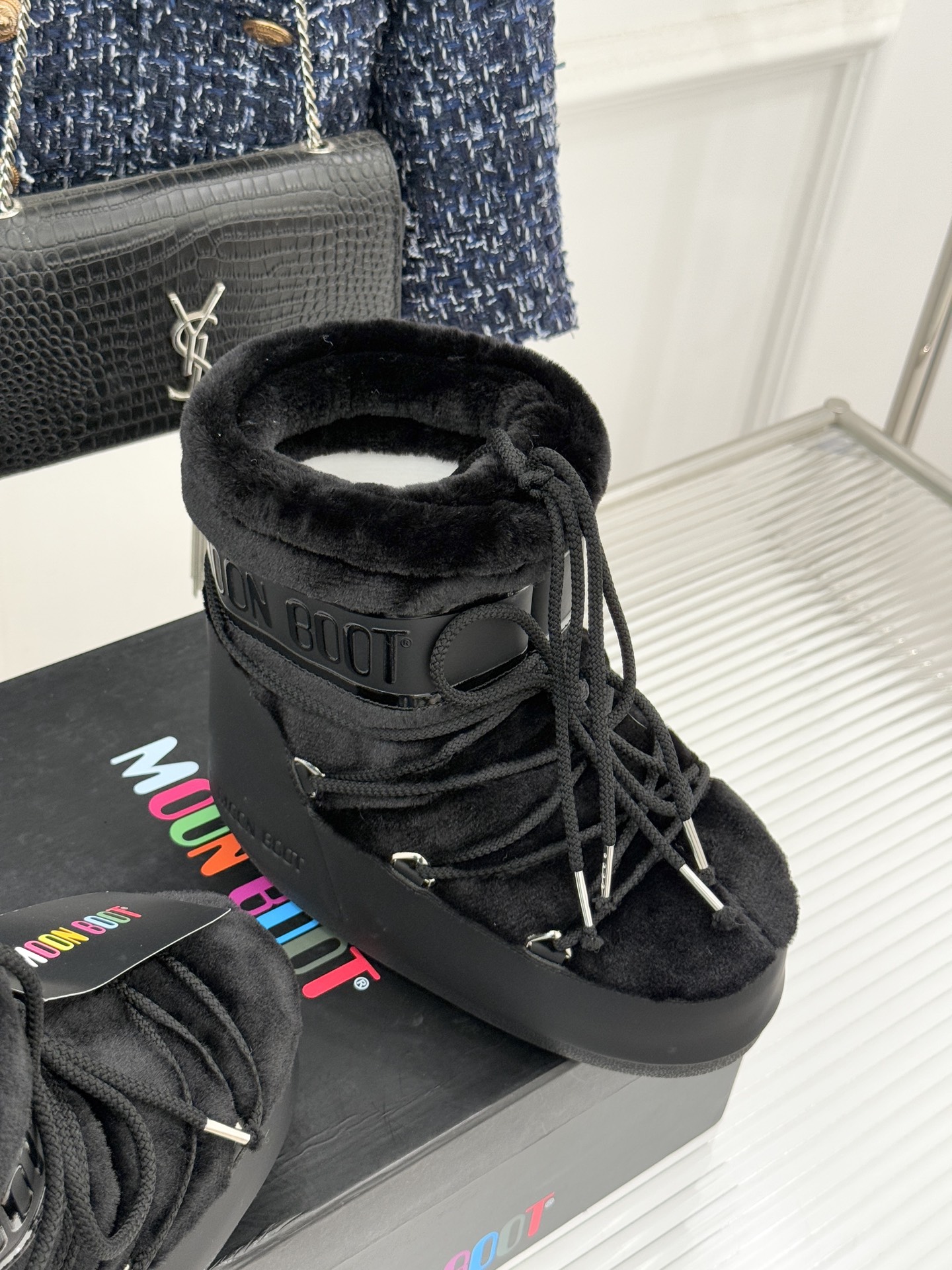 Moon Boot经典爆款滑雪月亮靴雪地靴系列当凛冽寒风裹着碎雪漫过雪原当滑雪道的弧线在纯白天地间延展月