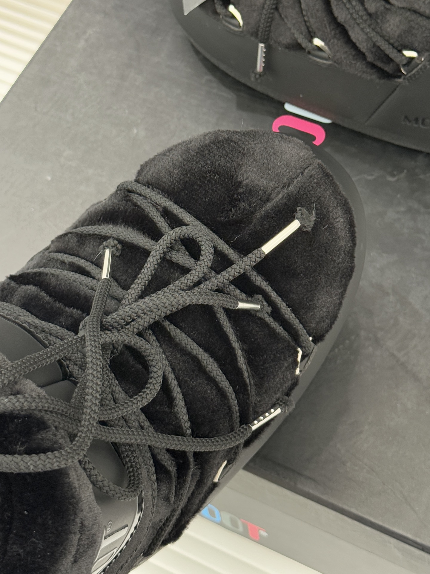 Moon Boot经典爆款滑雪月亮靴雪地靴系列当凛冽寒风裹着碎雪漫过雪原当滑雪道的弧线在纯白天地间延展月