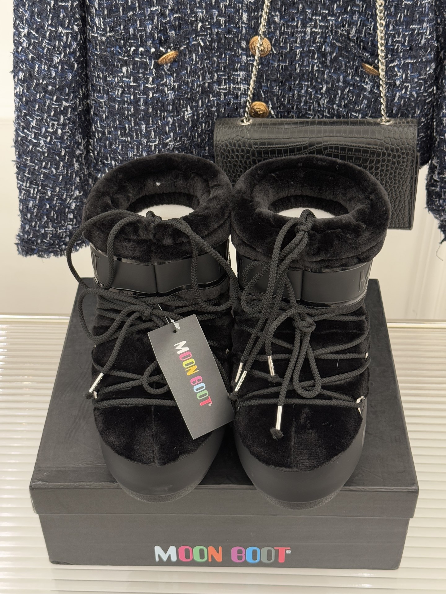 Moon Boot经典爆款滑雪月亮靴雪地靴系列当凛冽寒风裹着碎雪漫过雪原当滑雪道的弧线在纯白天地间延展月