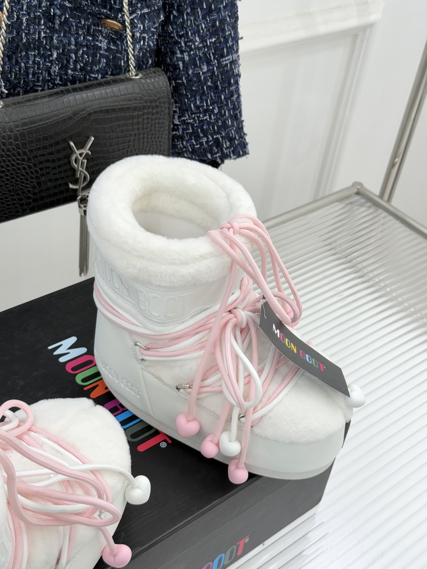 Moon Boot经典爆款滑雪月亮靴雪地靴系列当凛冽寒风裹着碎雪漫过雪原当滑雪道的弧线在纯白天地间延展月