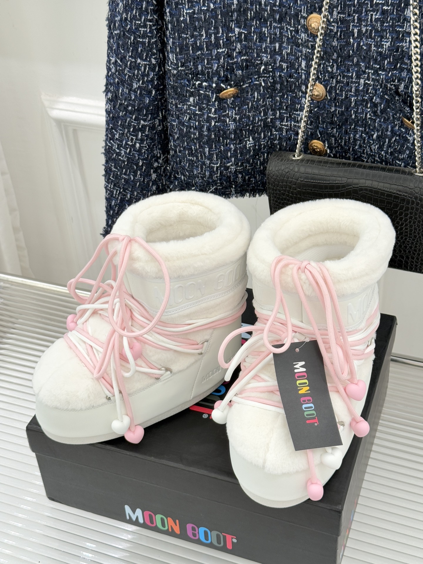 Moon Boot经典爆款滑雪月亮靴雪地靴系列当凛冽寒风裹着碎雪漫过雪原当滑雪道的弧线在纯白天地间延展月