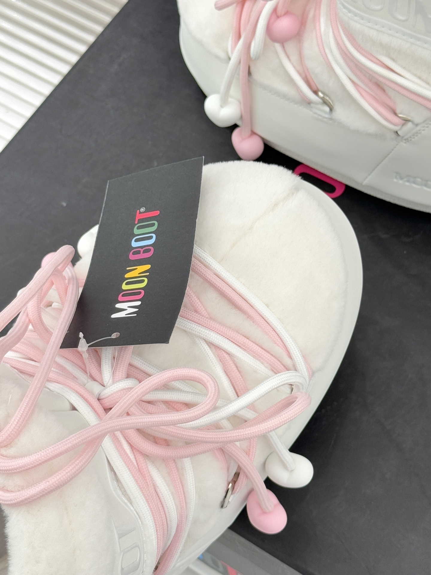 Moon Boot经典爆款滑雪月亮靴雪地靴系列当凛冽寒风裹着碎雪漫过雪原当滑雪道的弧线在纯白天地间延展月