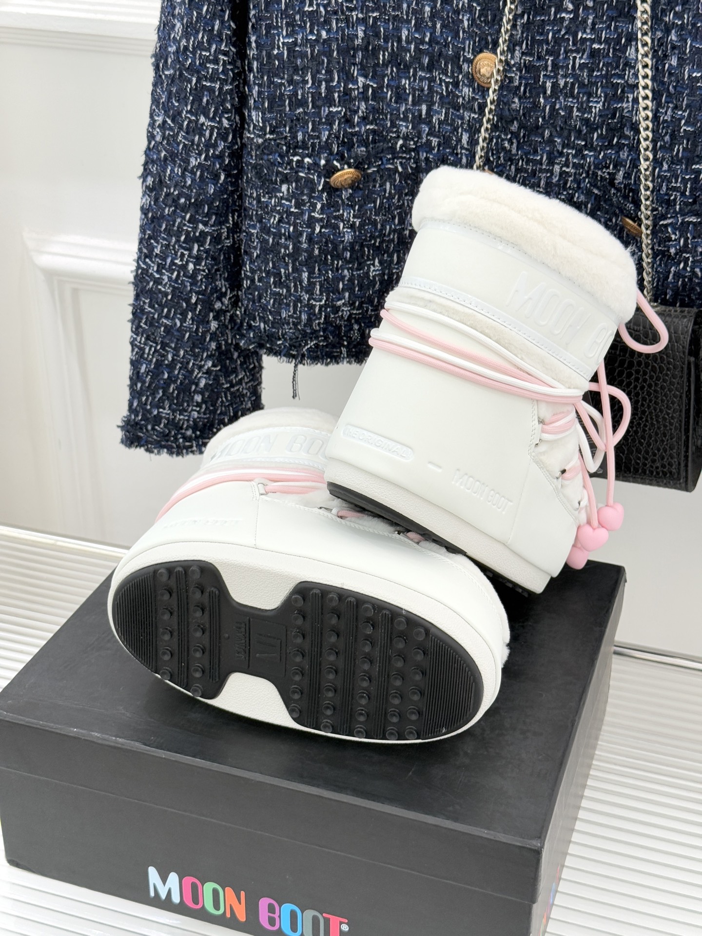 Moon Boot经典爆款滑雪月亮靴雪地靴系列当凛冽寒风裹着碎雪漫过雪原当滑雪道的弧线在纯白天地间延展月