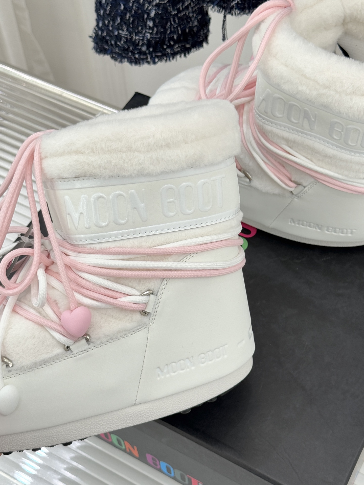 Moon Boot经典爆款滑雪月亮靴雪地靴系列当凛冽寒风裹着碎雪漫过雪原当滑雪道的弧线在纯白天地间延展月