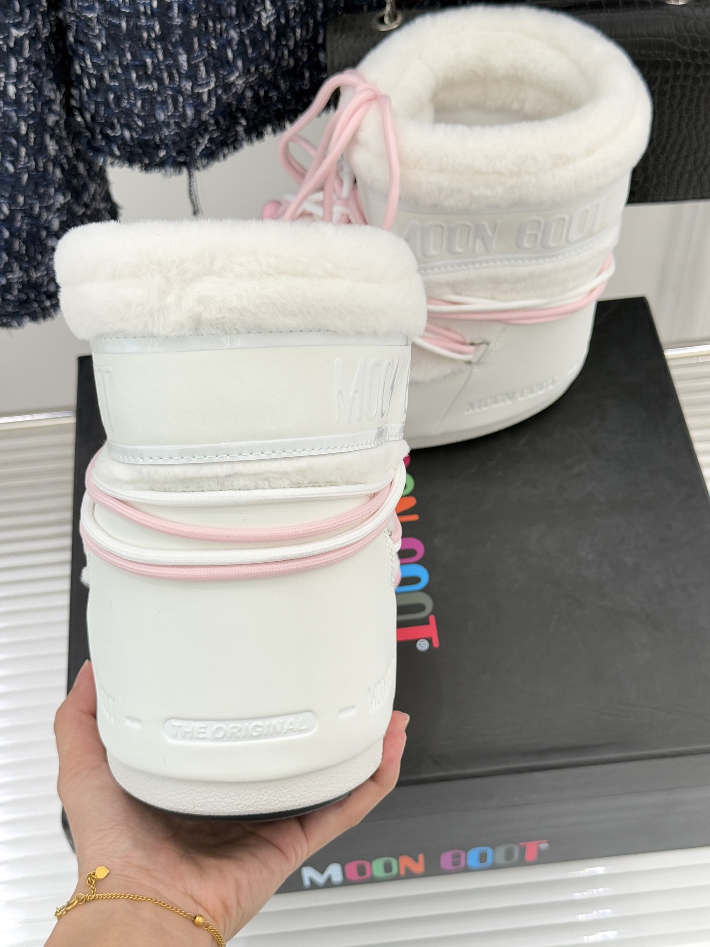 Moon Boot经典爆款滑雪月亮靴雪地靴系列当凛冽寒风裹着碎雪漫过雪原当滑雪道的弧线在纯白天地间延展月