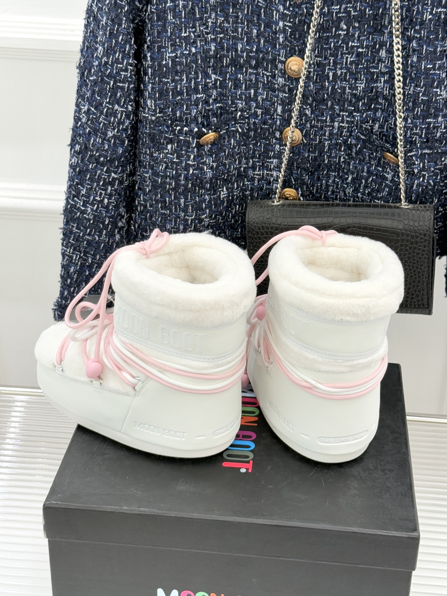 Moon Boot经典爆款滑雪月亮靴雪地靴系列当凛冽寒风裹着碎雪漫过雪原当滑雪道的弧线在纯白天地间延展月