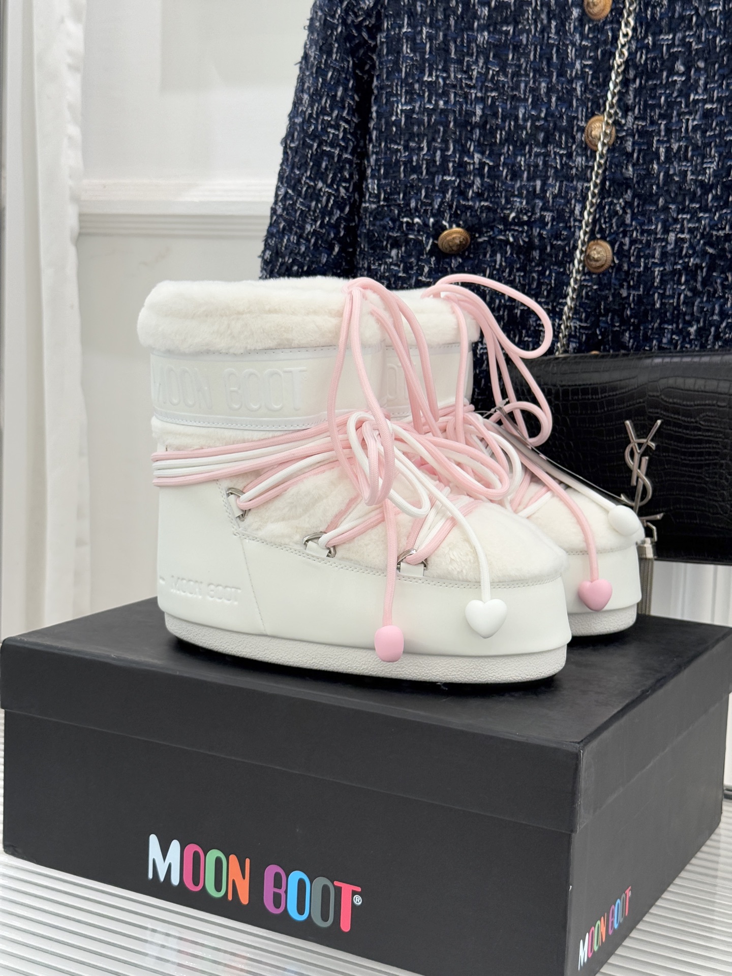 Moon Boot经典爆款滑雪月亮靴雪地靴系列当凛冽寒风裹着碎雪漫过雪原当滑雪道的弧线在纯白天地间延展月