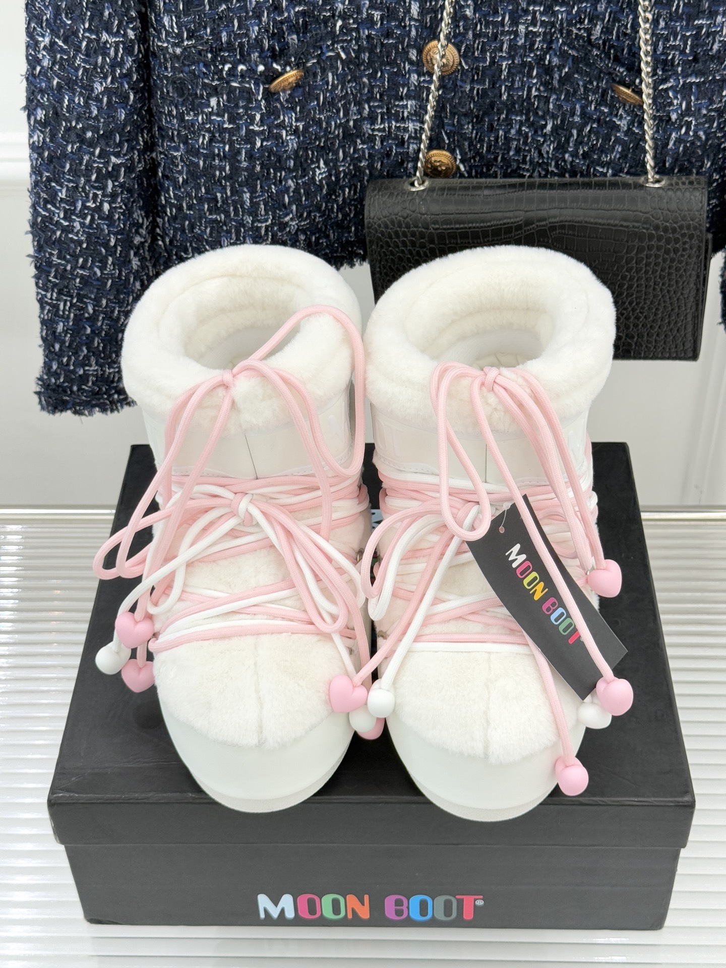 Moon Boot经典爆款滑雪月亮靴雪地靴系列当凛冽寒风裹着碎雪漫过雪原当滑雪道的弧线在纯白天地间延展月