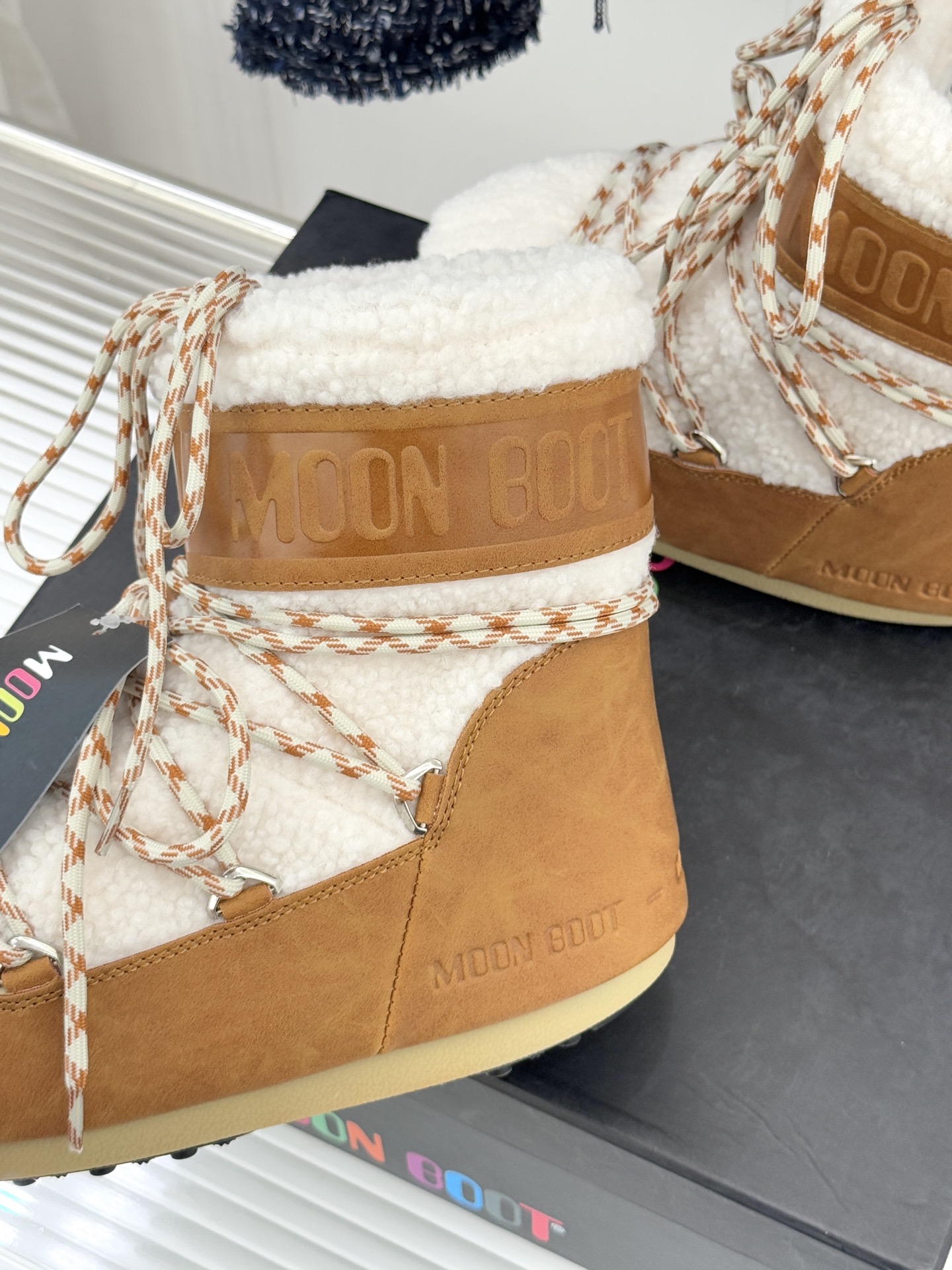 Moon Boot经典爆款滑雪月亮靴雪地靴系列当凛冽寒风裹着碎雪漫过雪原当滑雪道的弧线在纯白天地间延展月