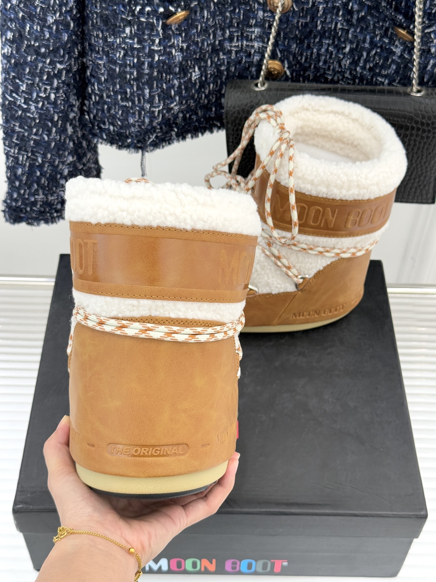 Moon Boot经典爆款滑雪月亮靴雪地靴系列当凛冽寒风裹着碎雪漫过雪原当滑雪道的弧线在纯白天地间延展月