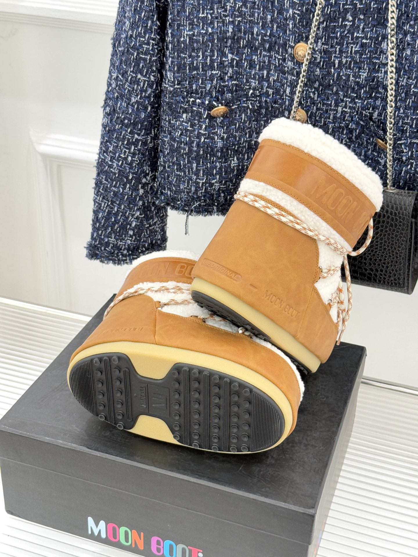 Moon Boot经典爆款滑雪月亮靴雪地靴系列当凛冽寒风裹着碎雪漫过雪原当滑雪道的弧线在纯白天地间延展月