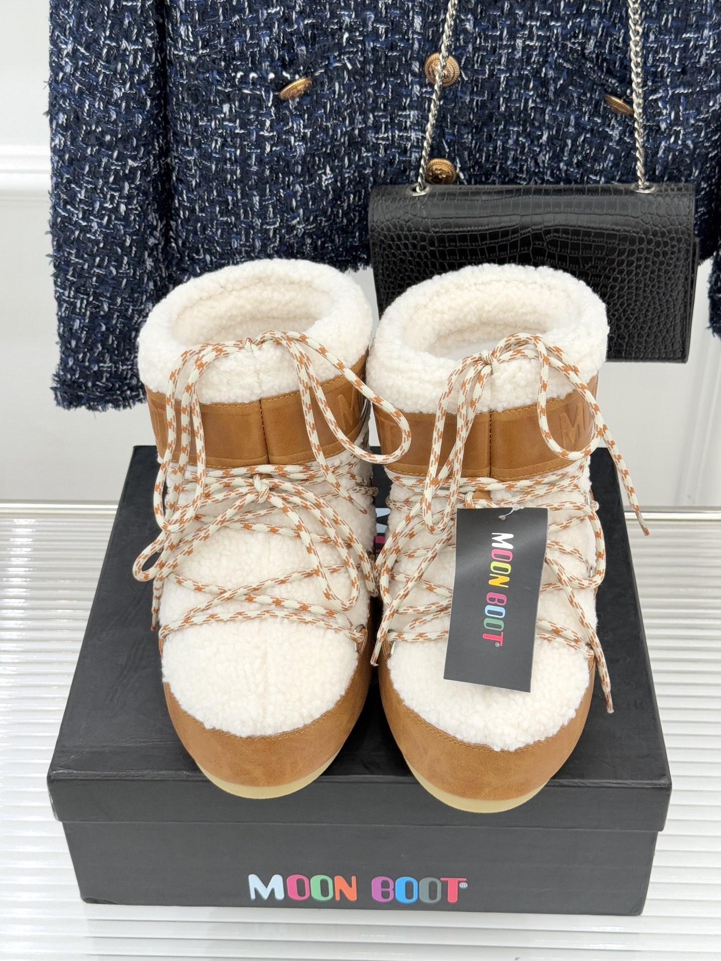 Moon Boot经典爆款滑雪月亮靴雪地靴系列当凛冽寒风裹着碎雪漫过雪原当滑雪道的弧线在纯白天地间延展月