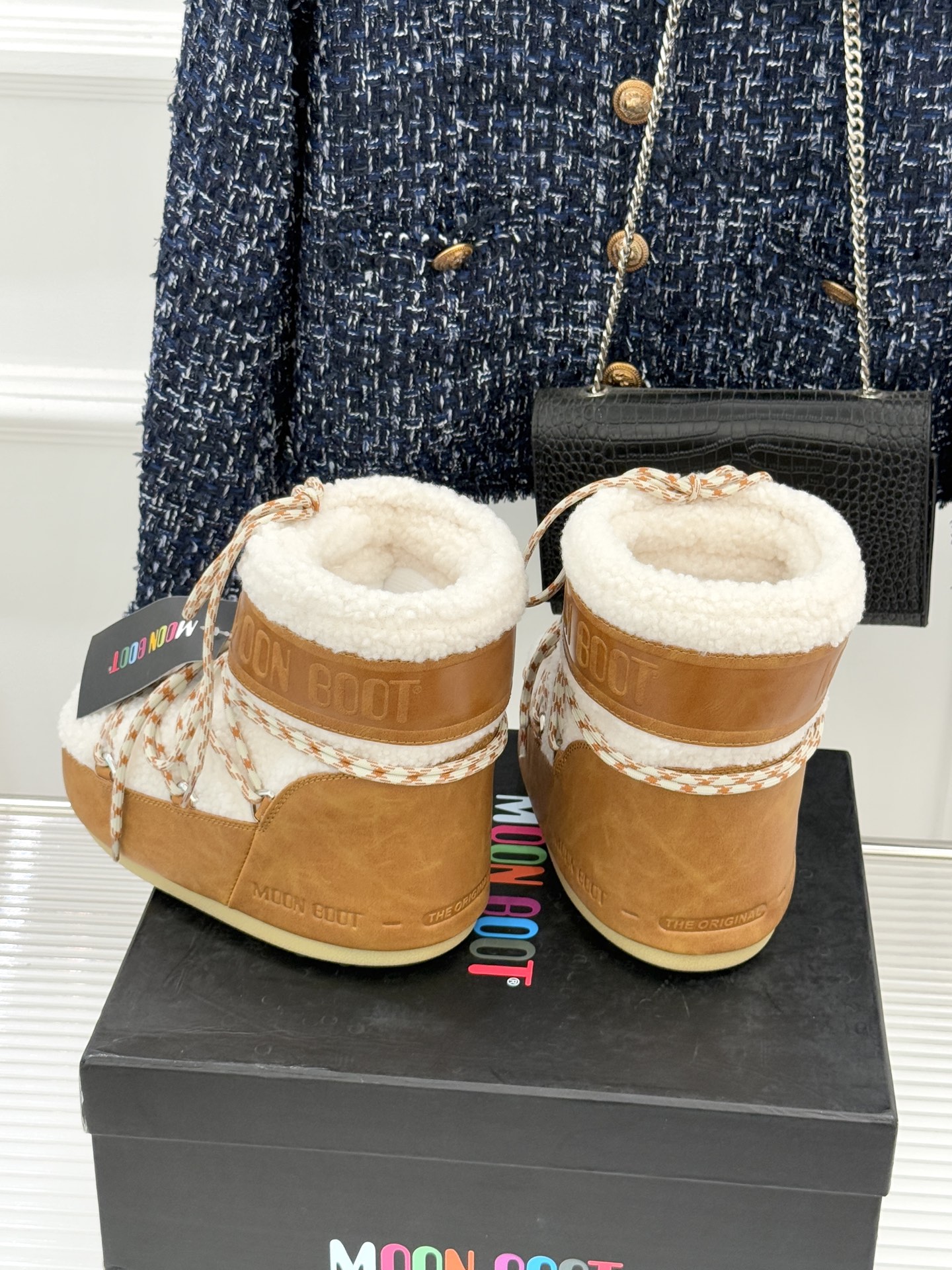 Moon Boot经典爆款滑雪月亮靴雪地靴系列当凛冽寒风裹着碎雪漫过雪原当滑雪道的弧线在纯白天地间延展月