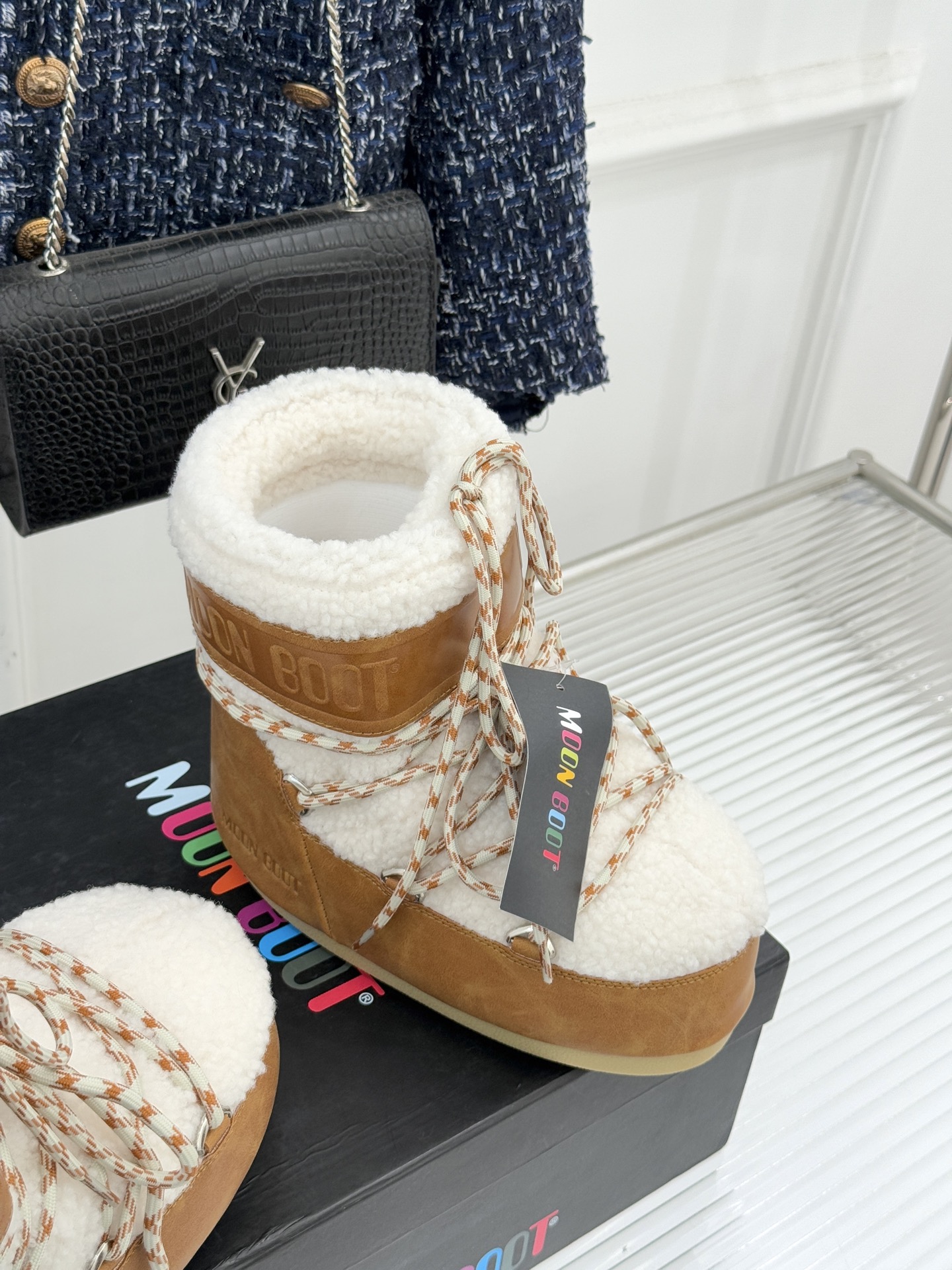 Moon Boot经典爆款滑雪月亮靴雪地靴系列当凛冽寒风裹着碎雪漫过雪原当滑雪道的弧线在纯白天地间延展月