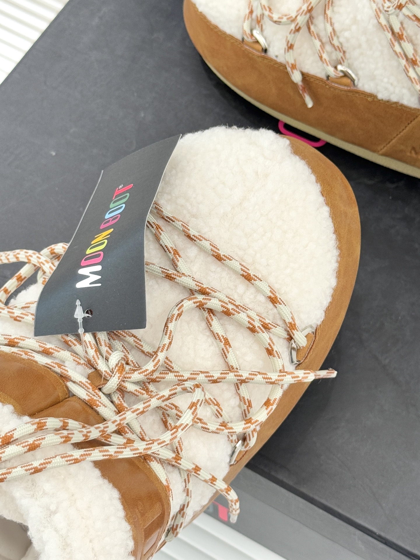 Moon Boot经典爆款滑雪月亮靴雪地靴系列当凛冽寒风裹着碎雪漫过雪原当滑雪道的弧线在纯白天地间延展月