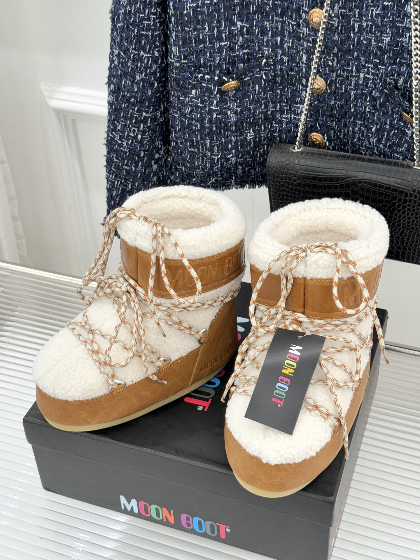 Moon Boot经典爆款滑雪月亮靴雪地靴系列当凛冽寒风裹着碎雪漫过雪原当滑雪道的弧线在纯白天地间延展月