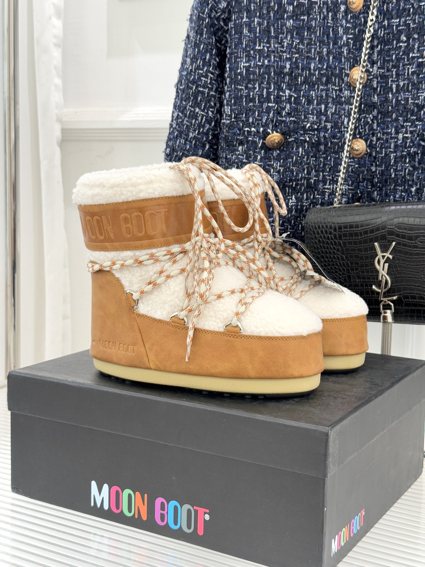 Moon Boot经典爆款滑雪月亮靴雪地靴系列当凛冽寒风裹着碎雪漫过雪原当滑雪道的弧线在纯白天地间延展月