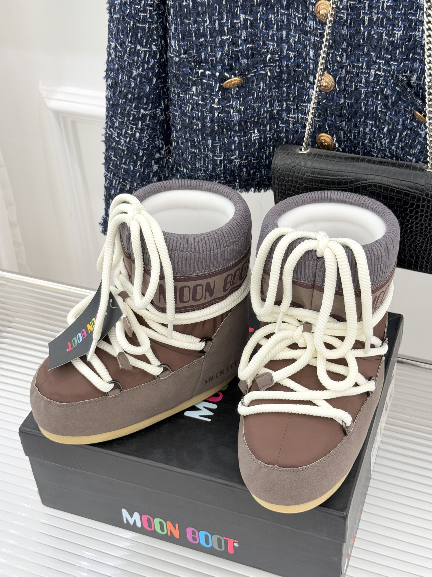 Moon Boot经典爆款滑雪月亮靴雪地靴系列当凛冽寒风裹着碎雪漫过雪原当滑雪道的弧线在纯白天地间延展月