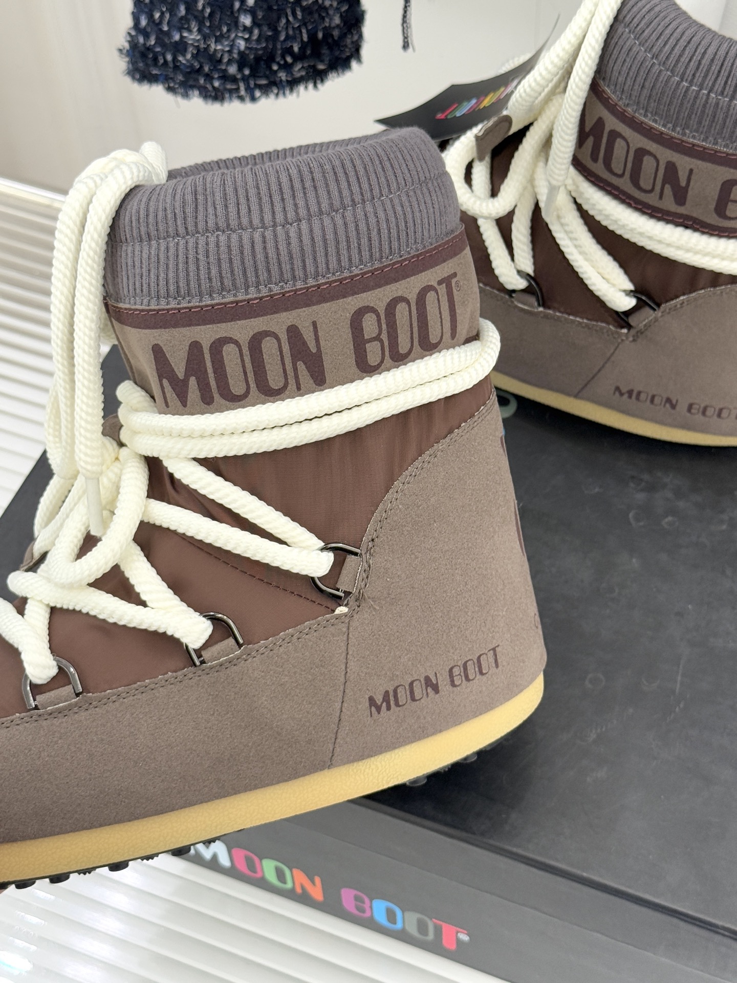 Moon Boot经典爆款滑雪月亮靴雪地靴系列当凛冽寒风裹着碎雪漫过雪原当滑雪道的弧线在纯白天地间延展月