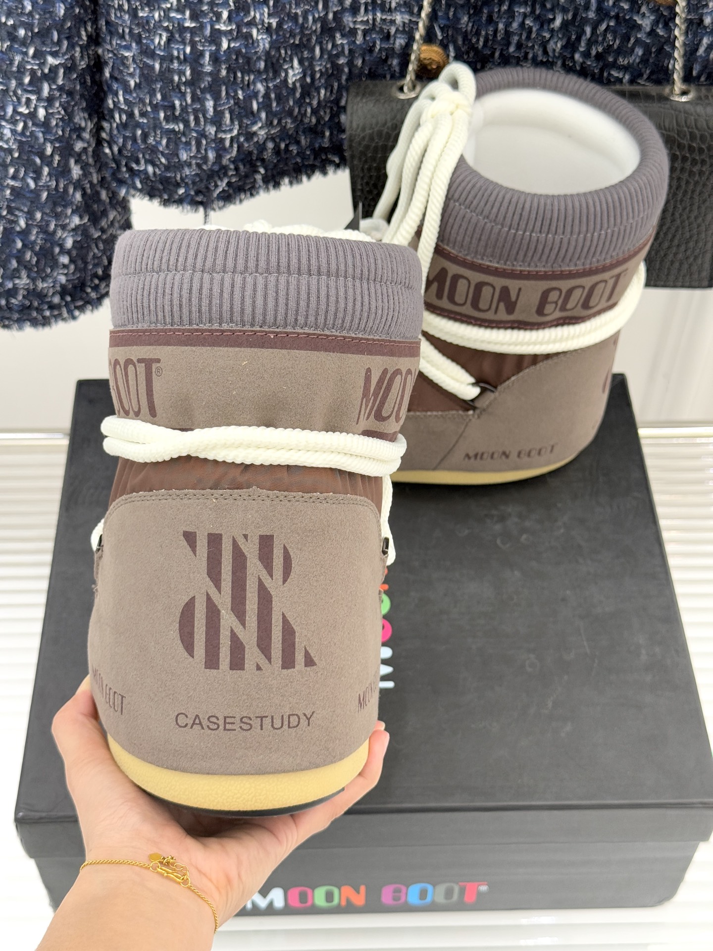 Moon Boot经典爆款滑雪月亮靴雪地靴系列当凛冽寒风裹着碎雪漫过雪原当滑雪道的弧线在纯白天地间延展月