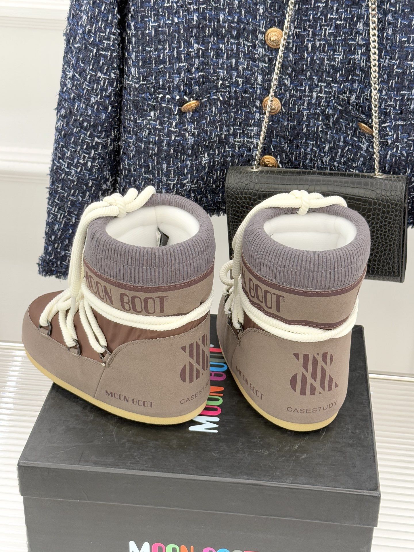 Moon Boot经典爆款滑雪月亮靴雪地靴系列当凛冽寒风裹着碎雪漫过雪原当滑雪道的弧线在纯白天地间延展月