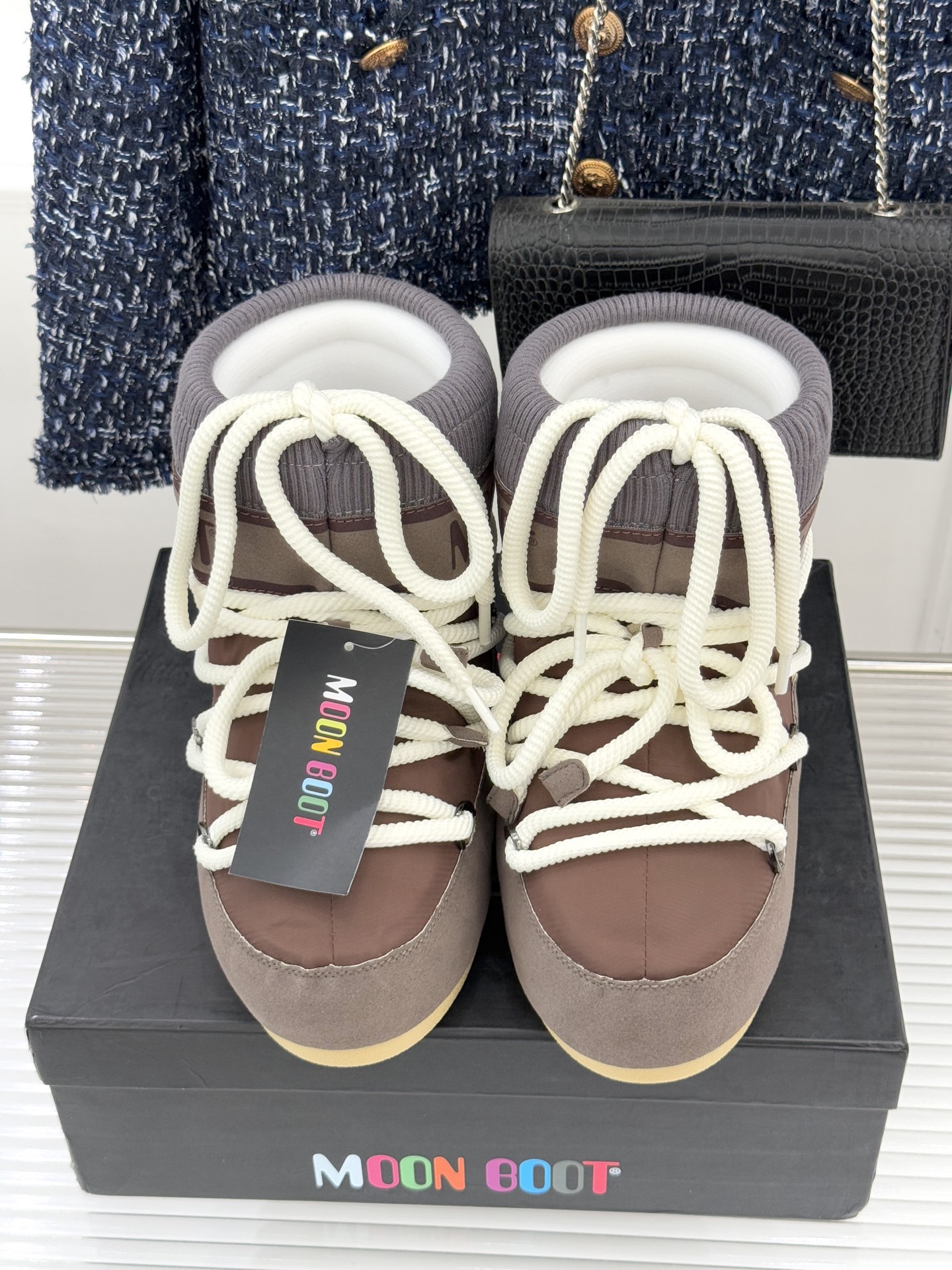 Moon Boot经典爆款滑雪月亮靴雪地靴系列当凛冽寒风裹着碎雪漫过雪原当滑雪道的弧线在纯白天地间延展月