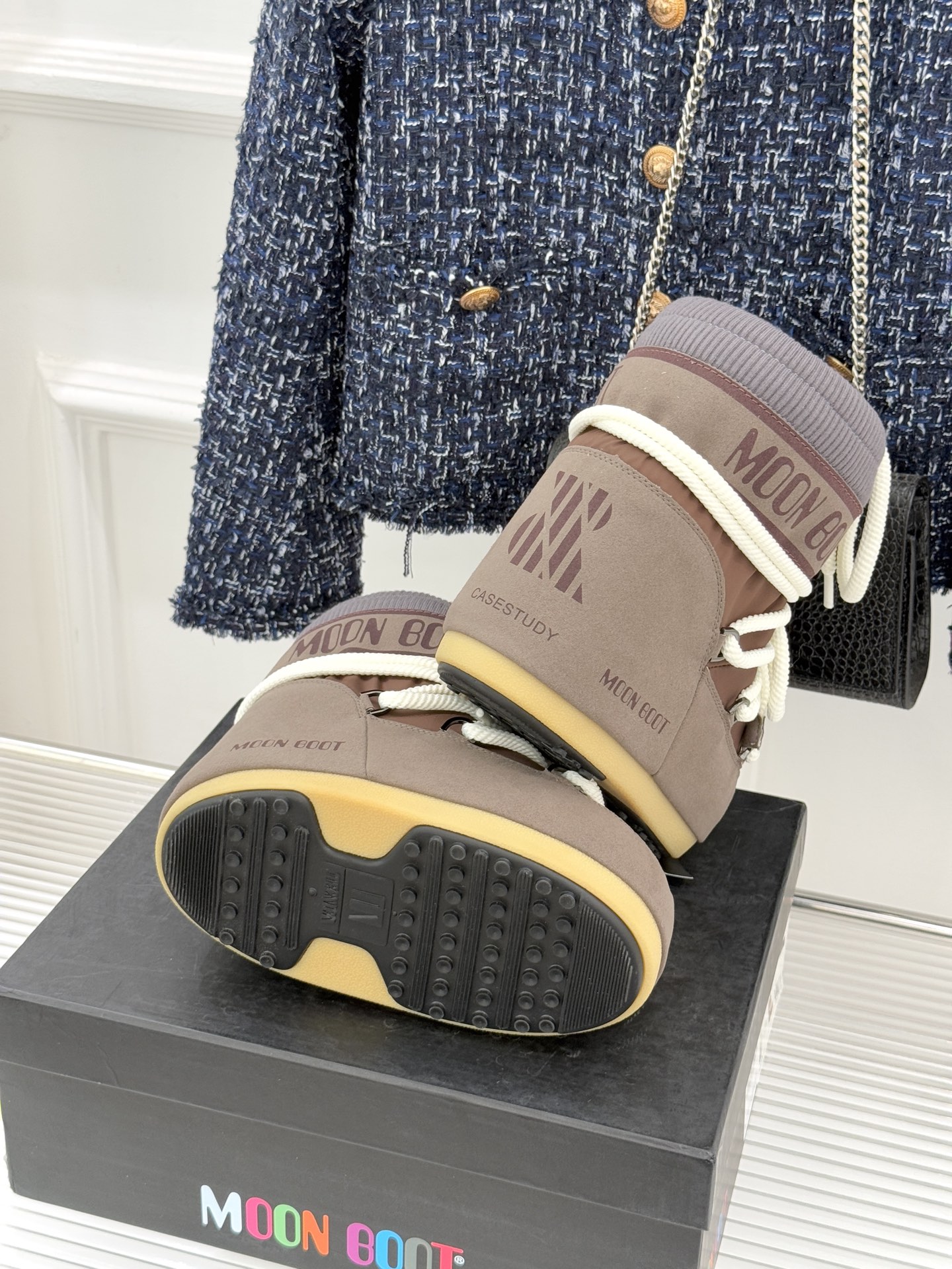 Moon Boot经典爆款滑雪月亮靴雪地靴系列当凛冽寒风裹着碎雪漫过雪原当滑雪道的弧线在纯白天地间延展月