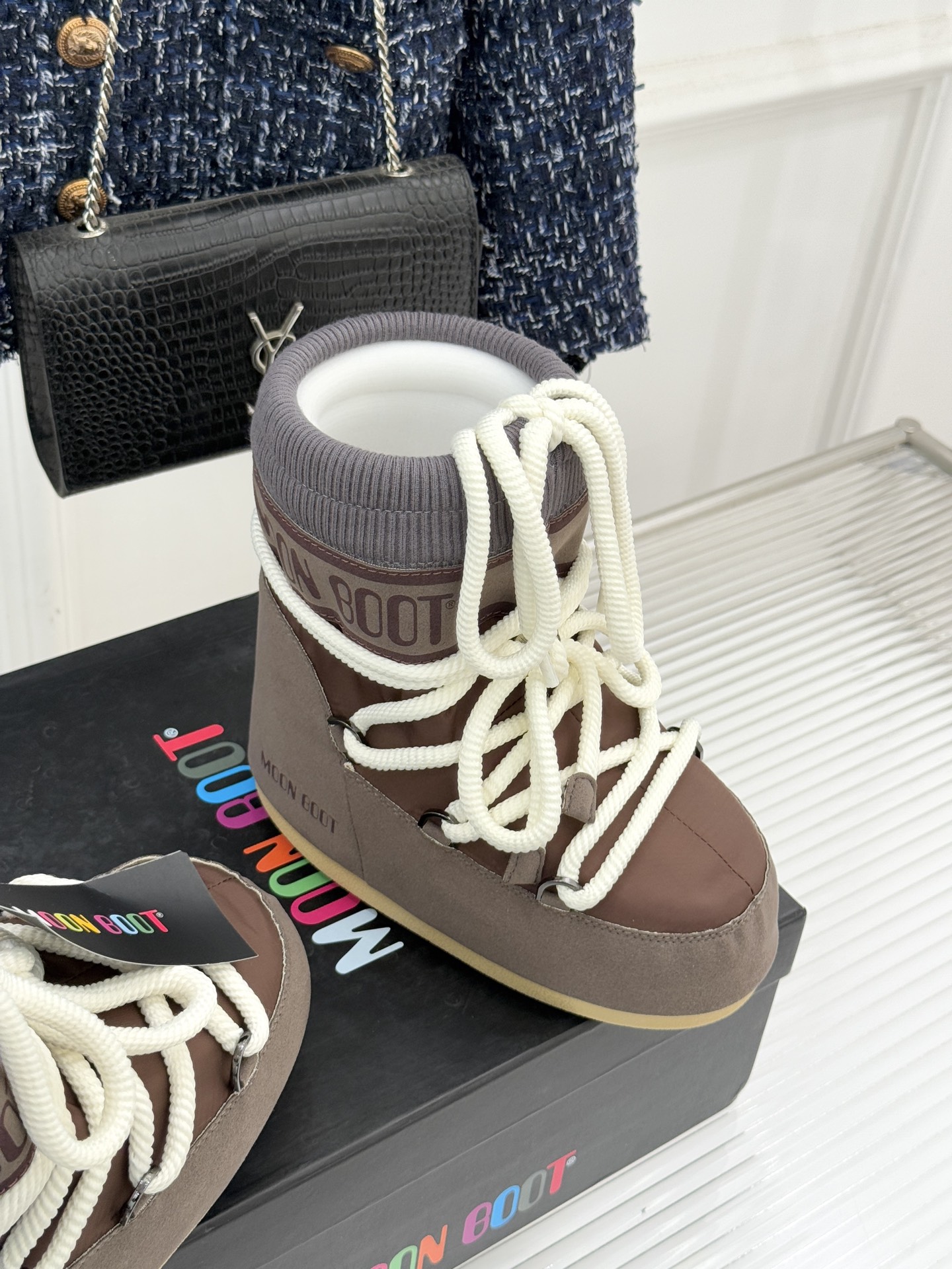 Moon Boot经典爆款滑雪月亮靴雪地靴系列当凛冽寒风裹着碎雪漫过雪原当滑雪道的弧线在纯白天地间延展月