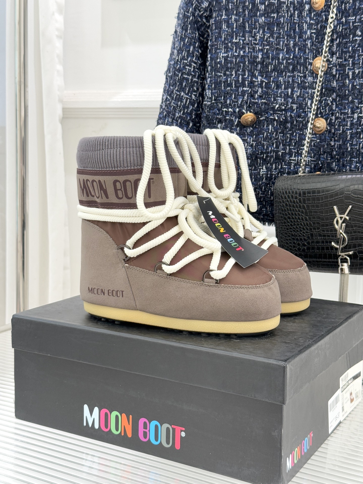 Moon Boot经典爆款滑雪月亮靴雪地靴系列当凛冽寒风裹着碎雪漫过雪原当滑雪道的弧线在纯白天地间延展月