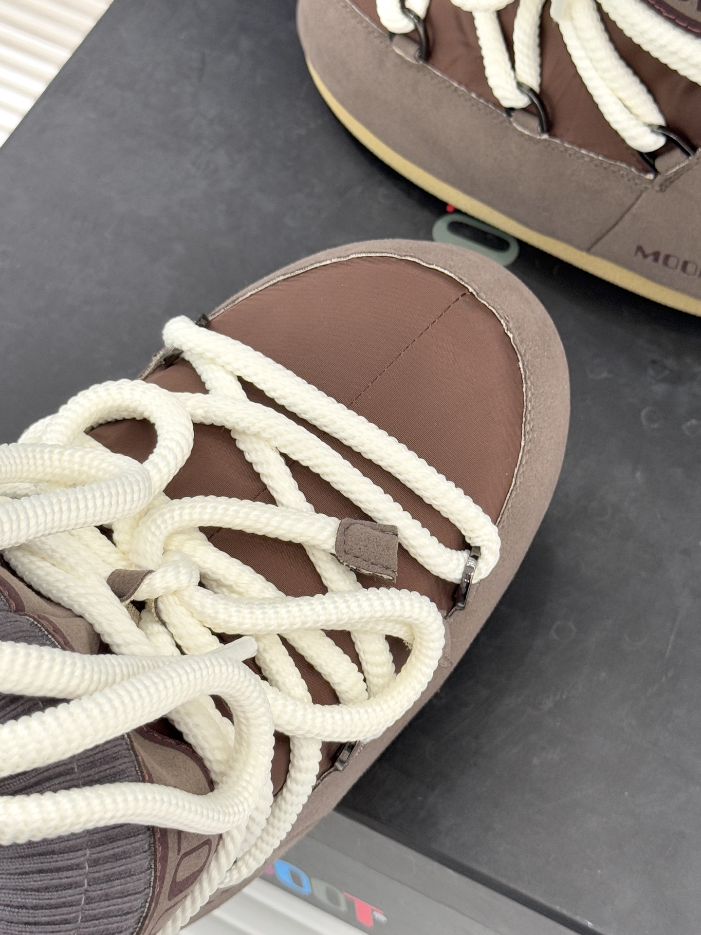 Moon Boot经典爆款滑雪月亮靴雪地靴系列当凛冽寒风裹着碎雪漫过雪原当滑雪道的弧线在纯白天地间延展月