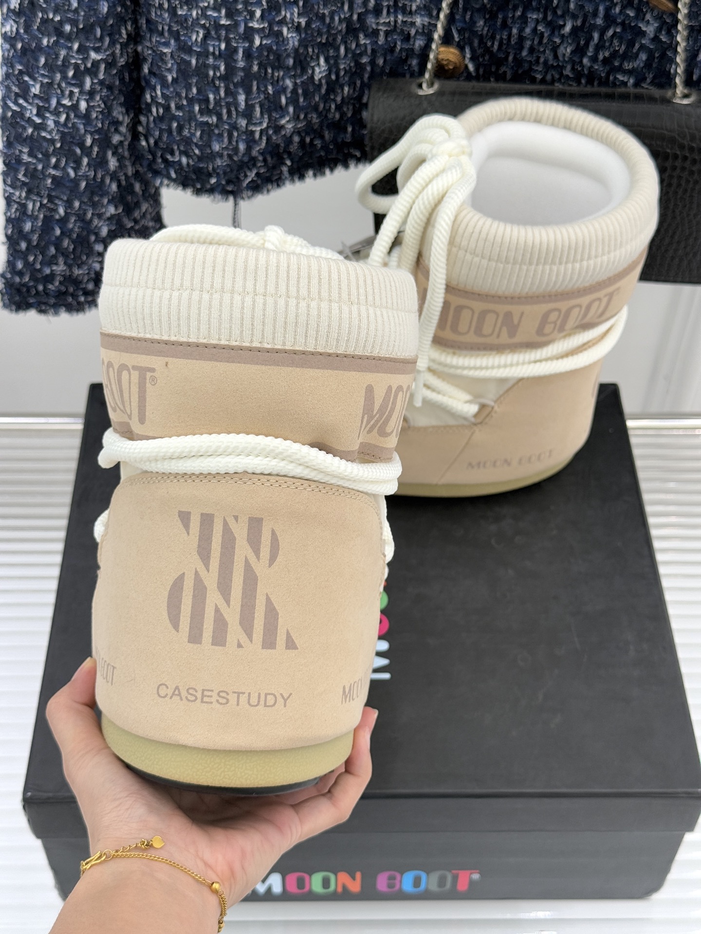 Moon Boot经典爆款滑雪月亮靴雪地靴系列当凛冽寒风裹着碎雪漫过雪原当滑雪道的弧线在纯白天地间延展月