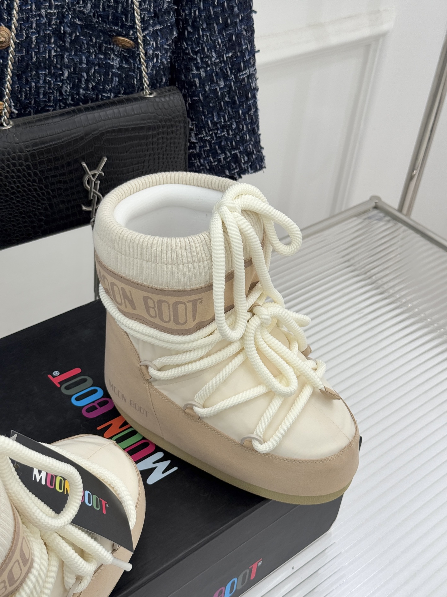 Moon Boot经典爆款滑雪月亮靴雪地靴系列当凛冽寒风裹着碎雪漫过雪原当滑雪道的弧线在纯白天地间延展月