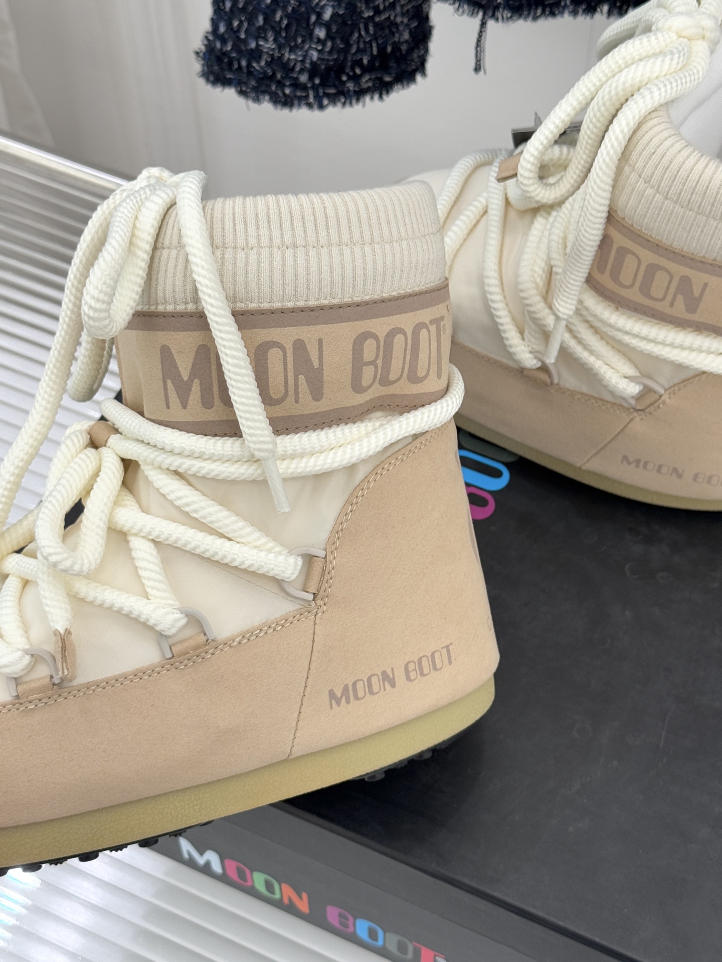 Moon Boot经典爆款滑雪月亮靴雪地靴系列当凛冽寒风裹着碎雪漫过雪原当滑雪道的弧线在纯白天地间延展月