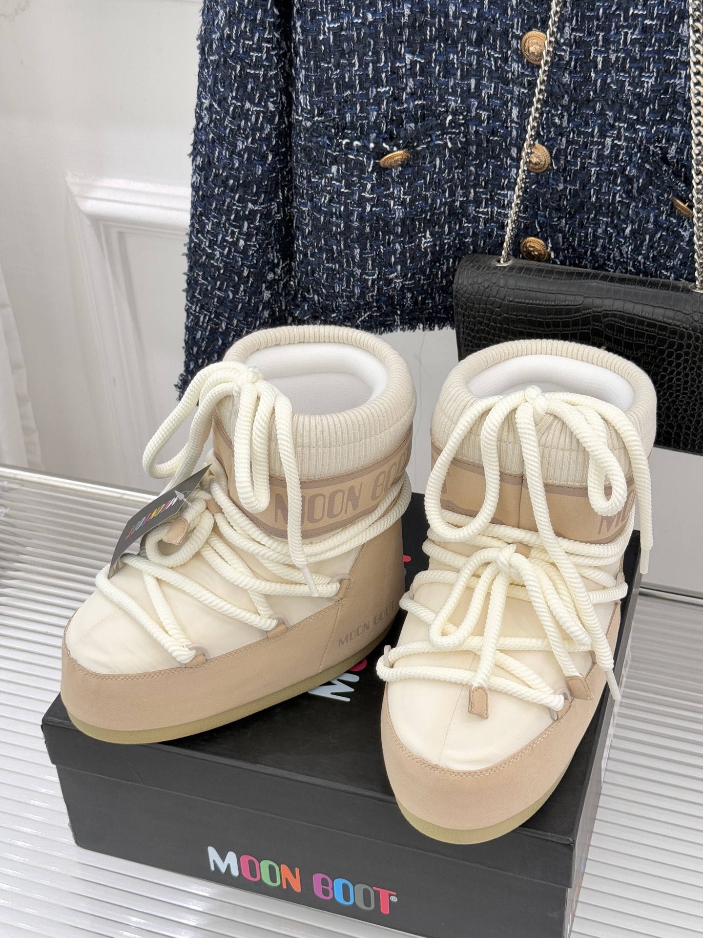 Moon Boot经典爆款滑雪月亮靴雪地靴系列当凛冽寒风裹着碎雪漫过雪原当滑雪道的弧线在纯白天地间延展月