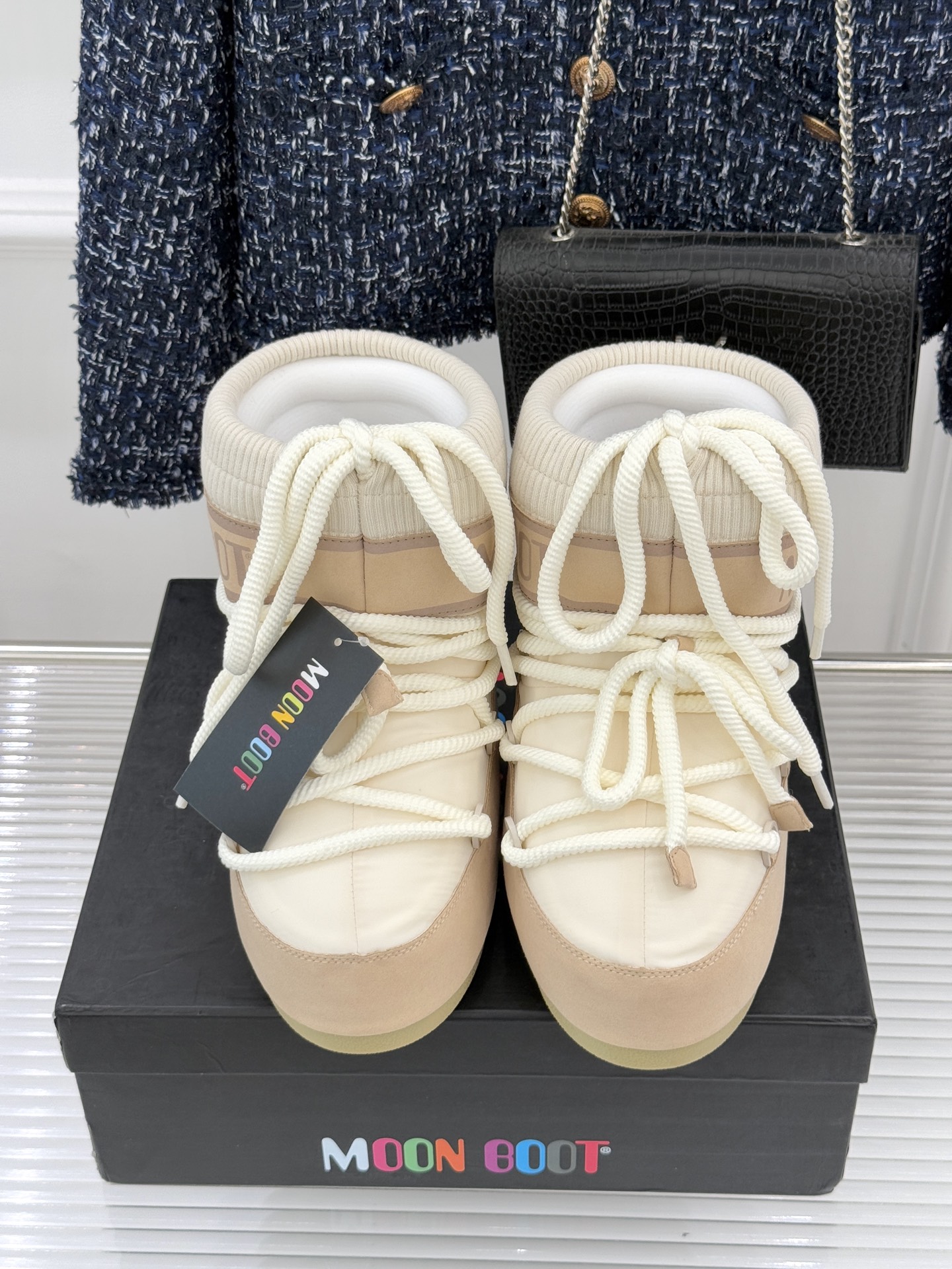 Moon Boot经典爆款滑雪月亮靴雪地靴系列当凛冽寒风裹着碎雪漫过雪原当滑雪道的弧线在纯白天地间延展月