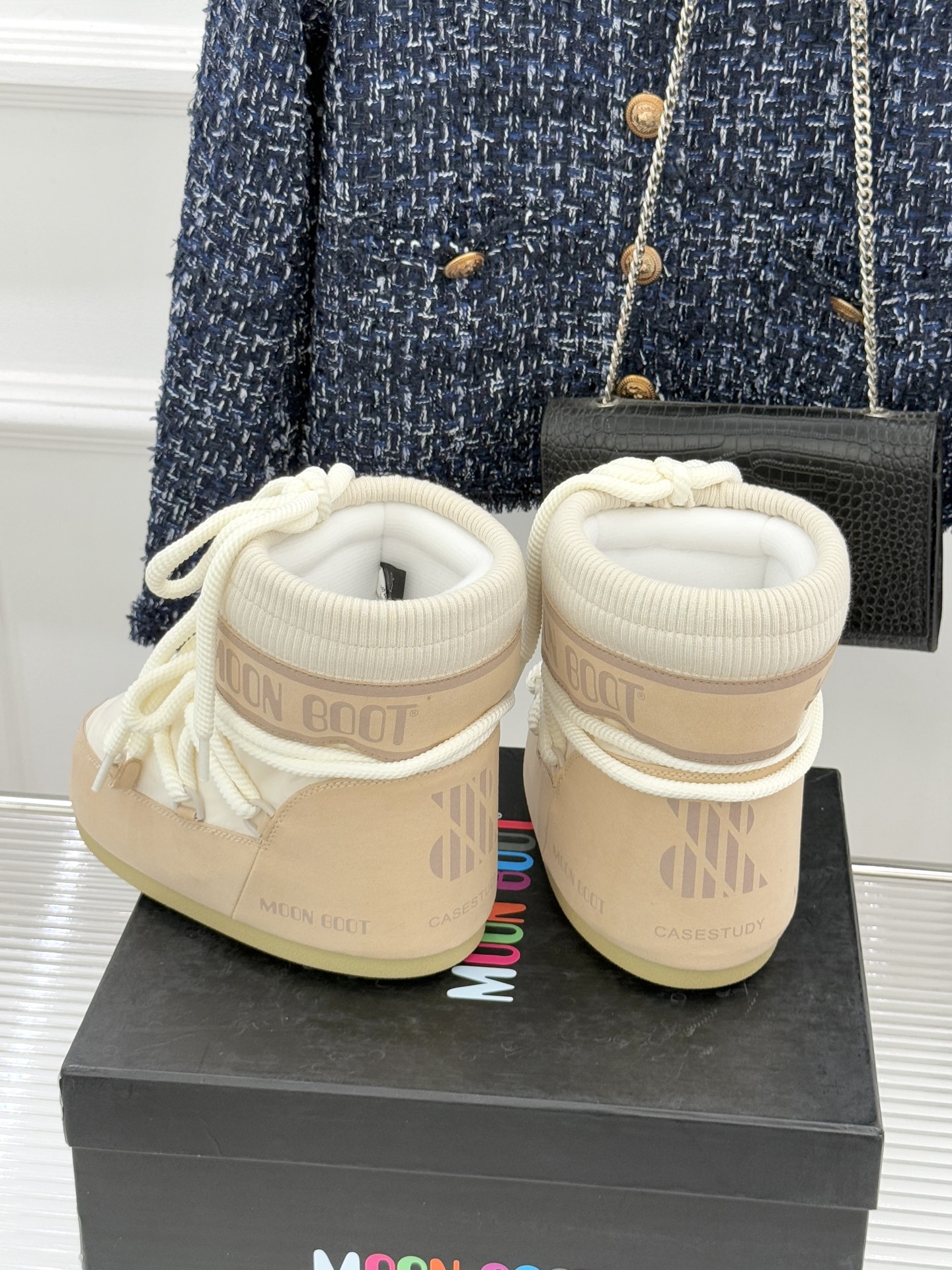 Moon Boot经典爆款滑雪月亮靴雪地靴系列当凛冽寒风裹着碎雪漫过雪原当滑雪道的弧线在纯白天地间延展月