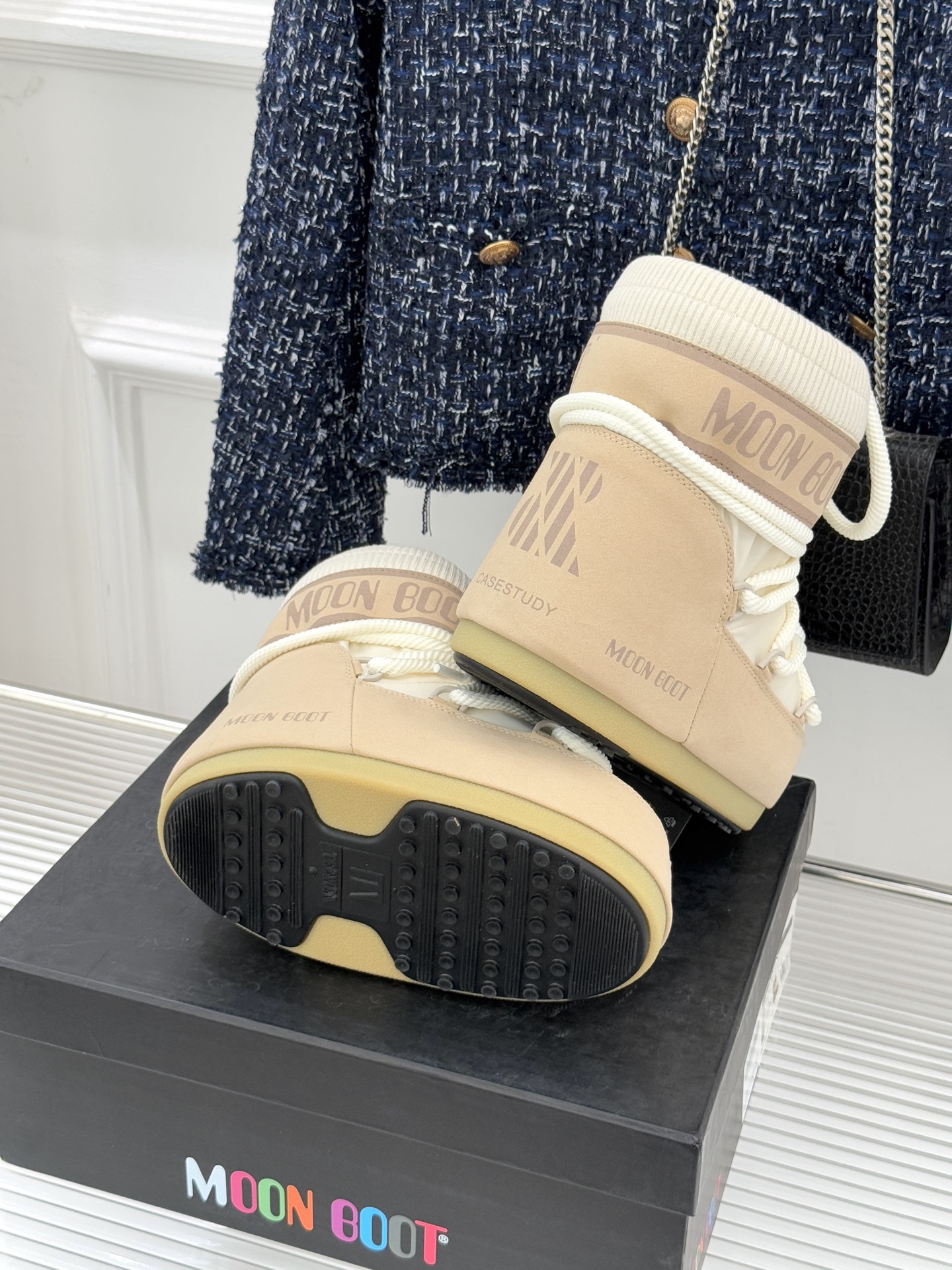 Moon Boot经典爆款滑雪月亮靴雪地靴系列当凛冽寒风裹着碎雪漫过雪原当滑雪道的弧线在纯白天地间延展月