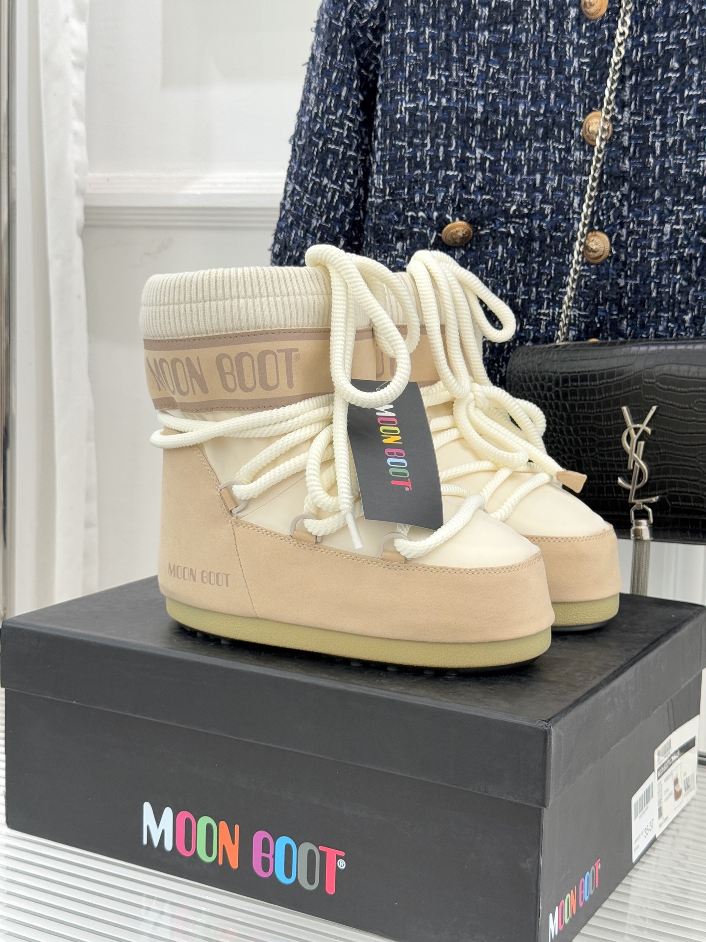 Moon Boot经典爆款滑雪月亮靴雪地靴系列当凛冽寒风裹着碎雪漫过雪原当滑雪道的弧线在纯白天地间延展月