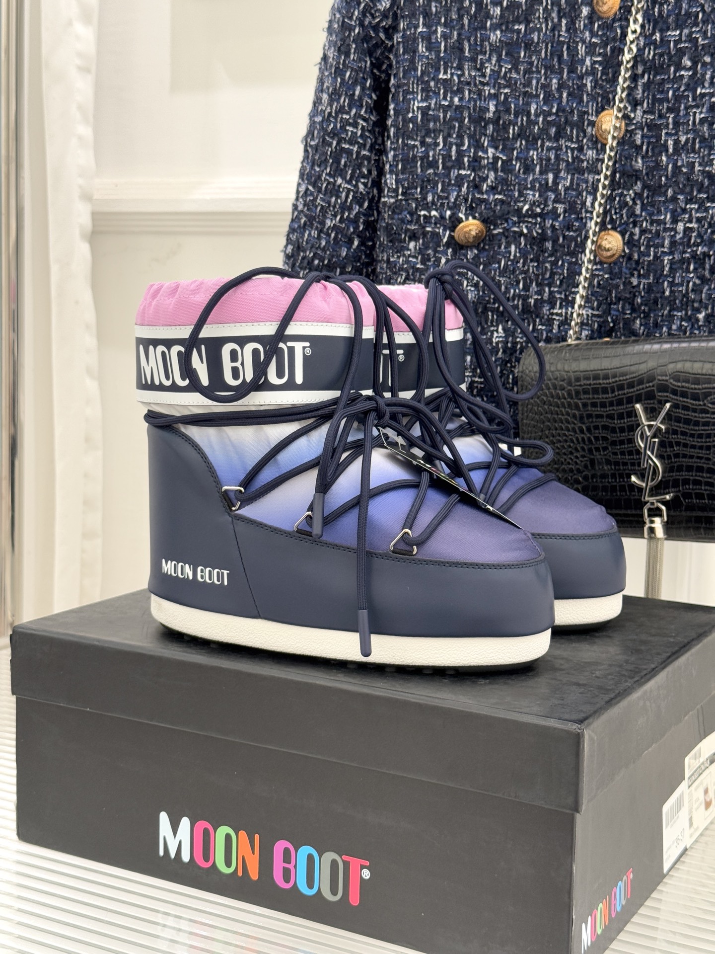 NO:628348,Moon Boot's classic popular ski moon boots Snow boots series When the cold wind wraps up the broken snow and spreads over the snowfields When the arc of the ski slopes extends in the pure white ground, Moon boots come with classic genes and hard-core performance. They are not only professional equipment to conquer the ice and snow, but also a trend symbol that lights up the winter style. They continue the brand's iconic silhouette and fashionable design. The rounded shoe body outlines smooth lines, abandoning redundant decoration but having its own eye-catching aura. Whether it is a minimalist high-end style with a neat solid color.  It is still eye-catching with contrasting colors and splicing. It is neat and cool when paired with ski clothes. It is suitable for winter casual wear and is lazy and casual. It can be seamlessly integrated even with street fashion. It breaks the 'practicality is greater than aesthetics' of snow boots and makes winter style not constrained by the scene. Every detail hides an unintentional fashionable attitude. As a classic that is deeply involved in the field of ice and snow equipment, Moon Boot always takes professional performance as the core and comprehensively protects every ice and snow exploration.  The upper is made of high-density waterproof and windproof fabric, and the lining is filled with high-quality warm velvet. It feels soft and skin-friendly, quickly locks in body heat, and resists the invasion of sub-zero cold. Even if you spend a long time skiing outdoors or walking in the snowfield, your feet will still be warm and have no fear of low temperature tests. The sole is equipped with professional anti-slip and wear-resistant textures, whether it is smooth ski trails, icy roads or soft snow. It can provide strong grip and steadily adhere to the ground texture to reduce the risk of slipping.  Whether you are a professional skier galloping on the snow field or an ordinary person enjoying the snow outdoors for daily commuting, it can adapt to the needs of the scene and say goodbye to foot fatigue. It can not only warm and protect your feet in the cold winter, but also bring a sense of moisture when you walk on the snow and enjoy the unique freshness and enthusiasm of winter. size35-40 (customized 41/42/43), snow boots, boots19860909Moon Boot经典爆款滑雪月亮靴 雪地靴系列 当凛冽寒风裹着碎雪漫过雪原 当滑雪道的弧线在纯白天地间延展 月亮靴携经典基因与硬核性能而来 既是征服冰雪的专业装备 亦是点亮冬日造型的潮流符号 延续品牌标志性廓形时尚设计 圆润的鞋身勾勒流畅线条 摒弃冗余装饰却自带吸睛气场 无论是利落纯色款的极简高级 还是撞色拼接款的鲜活吸睛 搭配滑雪服利落飒爽 适配冬日休闲装慵懒随性 哪怕是街头潮搭也能无缝融合 打破雪地靴“实用性大于美观性” 让冬日造型不被场景束缚 每一处细节都藏着不刻意的时髦态度. 作为深耕冰雪装备领域的经典之作 Moon Boot始终以专业性能为核心 全方位守护每一次冰雪探索. 鞋面采用高密度防水防风面料 内里填充优质保暖绒料 触感柔软亲肤 快速锁住人体热量 抵御零下严寒侵袭 哪怕长时间置身户外滑雪 漫步雪原 双脚依旧暖意十足 无惧低温考验. 鞋底搭载专业防滑耐磨纹路 无论是光滑的滑雪道 结冰的路面 还是松软的积雪层 都能提供强劲抓地力 稳步贴合地面肌理 减少打滑风险 无论是专业滑雪爱好者驰骋雪场 还是普通人户外赏雪 日常通勤 都能适配场景需求 告别足部疲惫. 让你在凛冽寒冬中 既能温暖护脚 又能自带潮感气场 踏雪而行 自在享受冬日独有的鲜活与热烈. size35-40（41/42/43定制）,雪地靴,boots,Women's Shoes