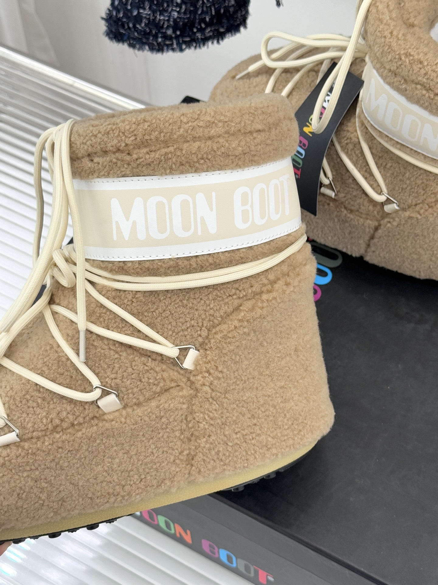 Moon Boot经典爆款滑雪月亮靴雪地靴系列当凛冽寒风裹着碎雪漫过雪原当滑雪道的弧线在纯白天地间延展月