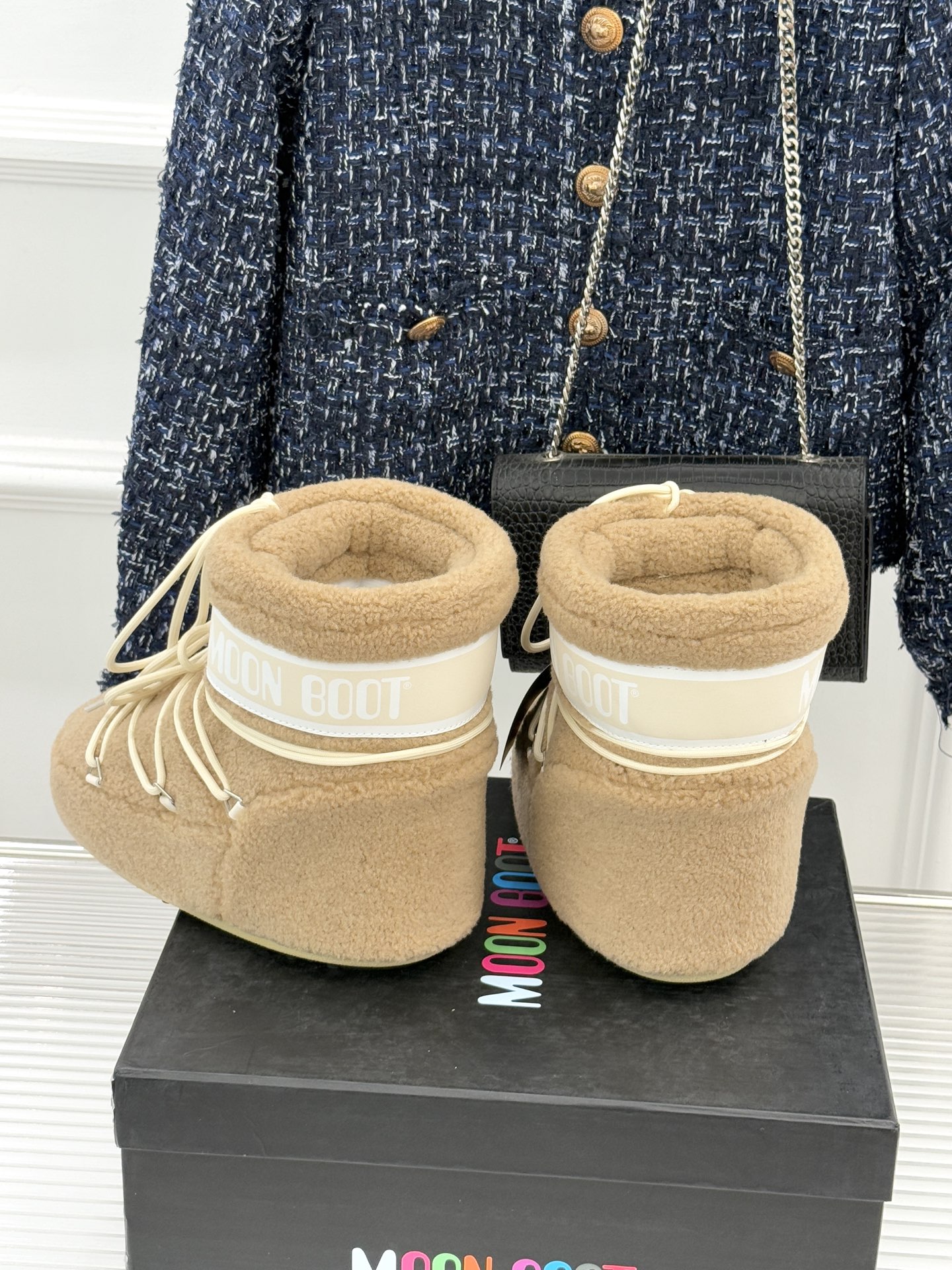 Moon Boot经典爆款滑雪月亮靴雪地靴系列当凛冽寒风裹着碎雪漫过雪原当滑雪道的弧线在纯白天地间延展月