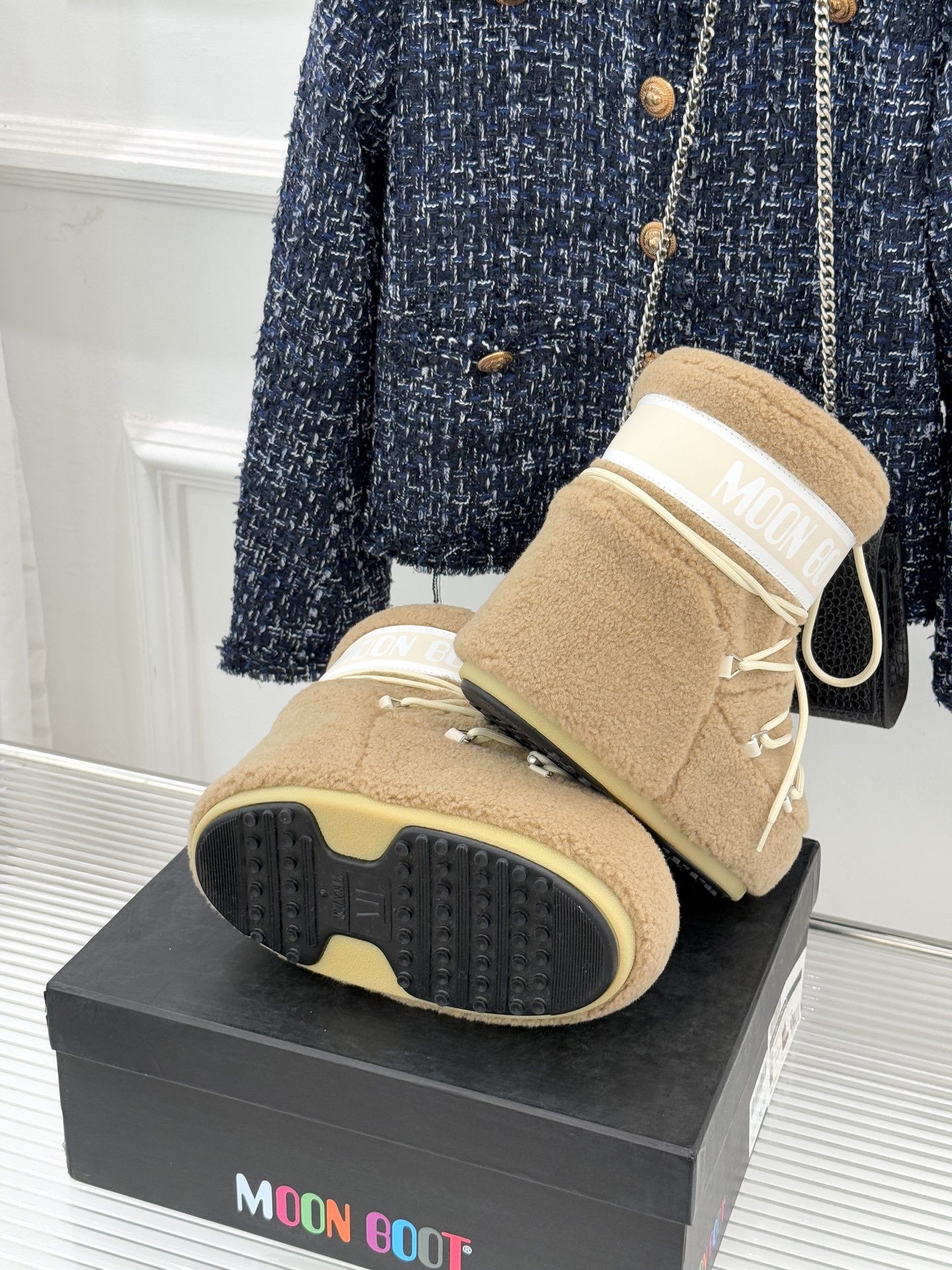 Moon Boot经典爆款滑雪月亮靴雪地靴系列当凛冽寒风裹着碎雪漫过雪原当滑雪道的弧线在纯白天地间延展月